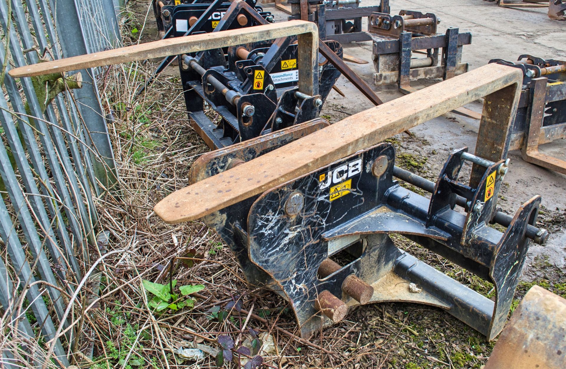 JCB fork carriage to suit 10-24 tonne excavator Pin diameter: 65mm Pin centres: 440mm Pin width: