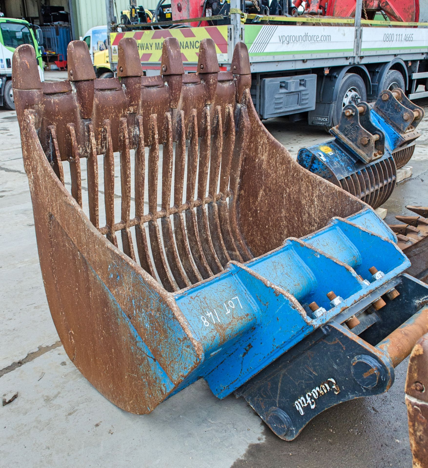 4ft 6 inch riddle bucket for 20-30 tonne excavator c/w headstock Pin diameter: 90mm Pin centres: - Image 2 of 2