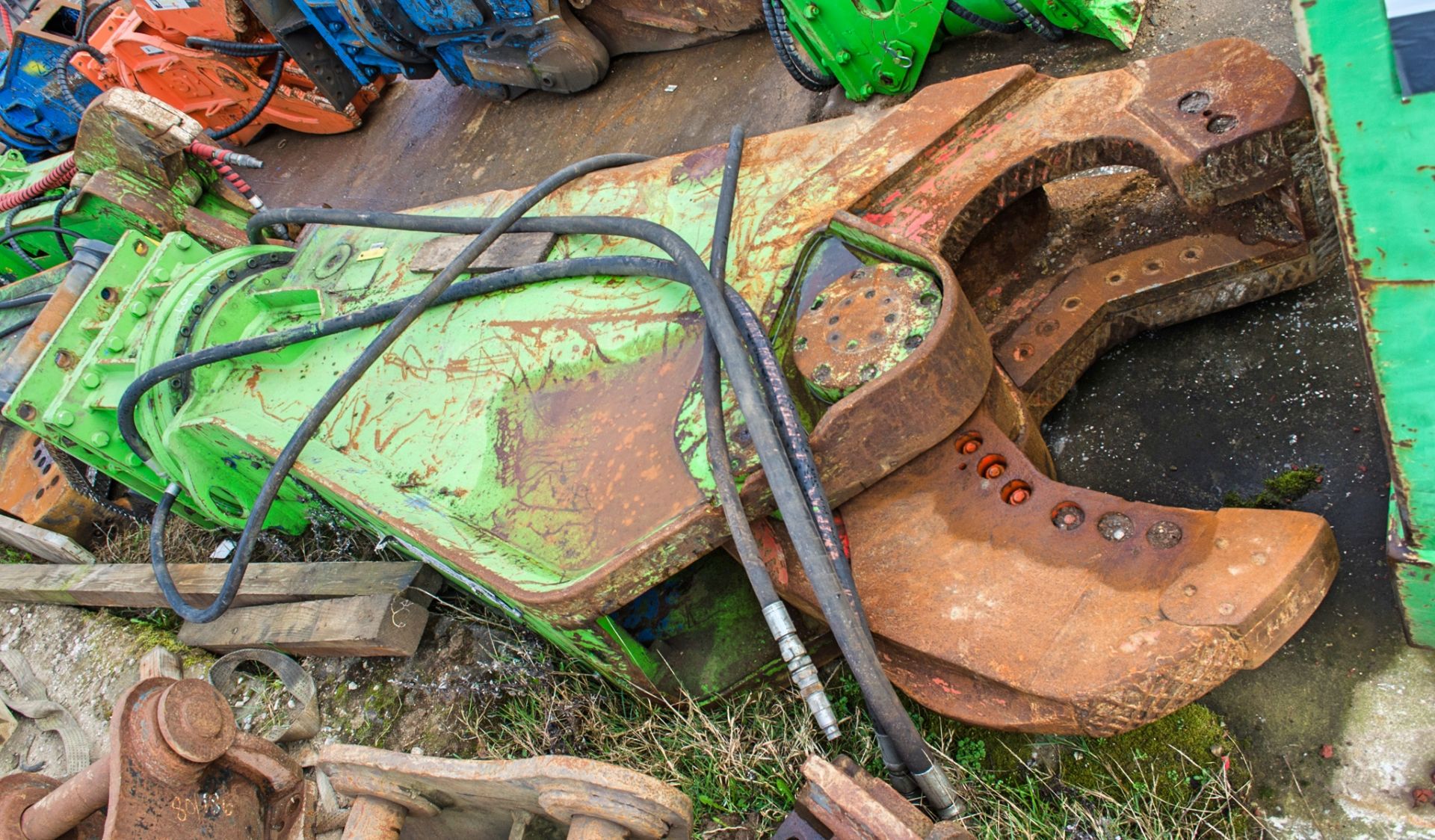 Hydraulic demolition shear for 29-45 tonne excavator c/w headstock Pin diameter: 90mm Pin centres: - Image 3 of 4