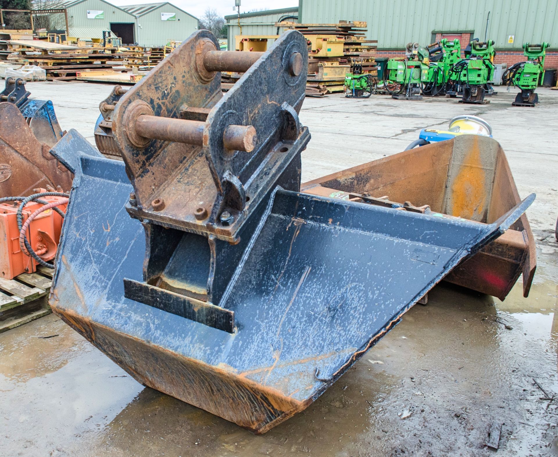 7ft V-bucket for 20-30 tonne excavator c/w headstock Pin diameter: 80mm Pin Centres: 460mm Pin - Image 2 of 2