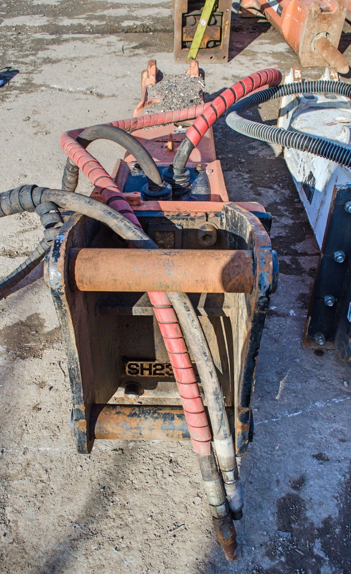 Construction Tools hydraulic breaker to suit 15-26 tonne excavator c/w headstock Pin diameter: - Image 4 of 4