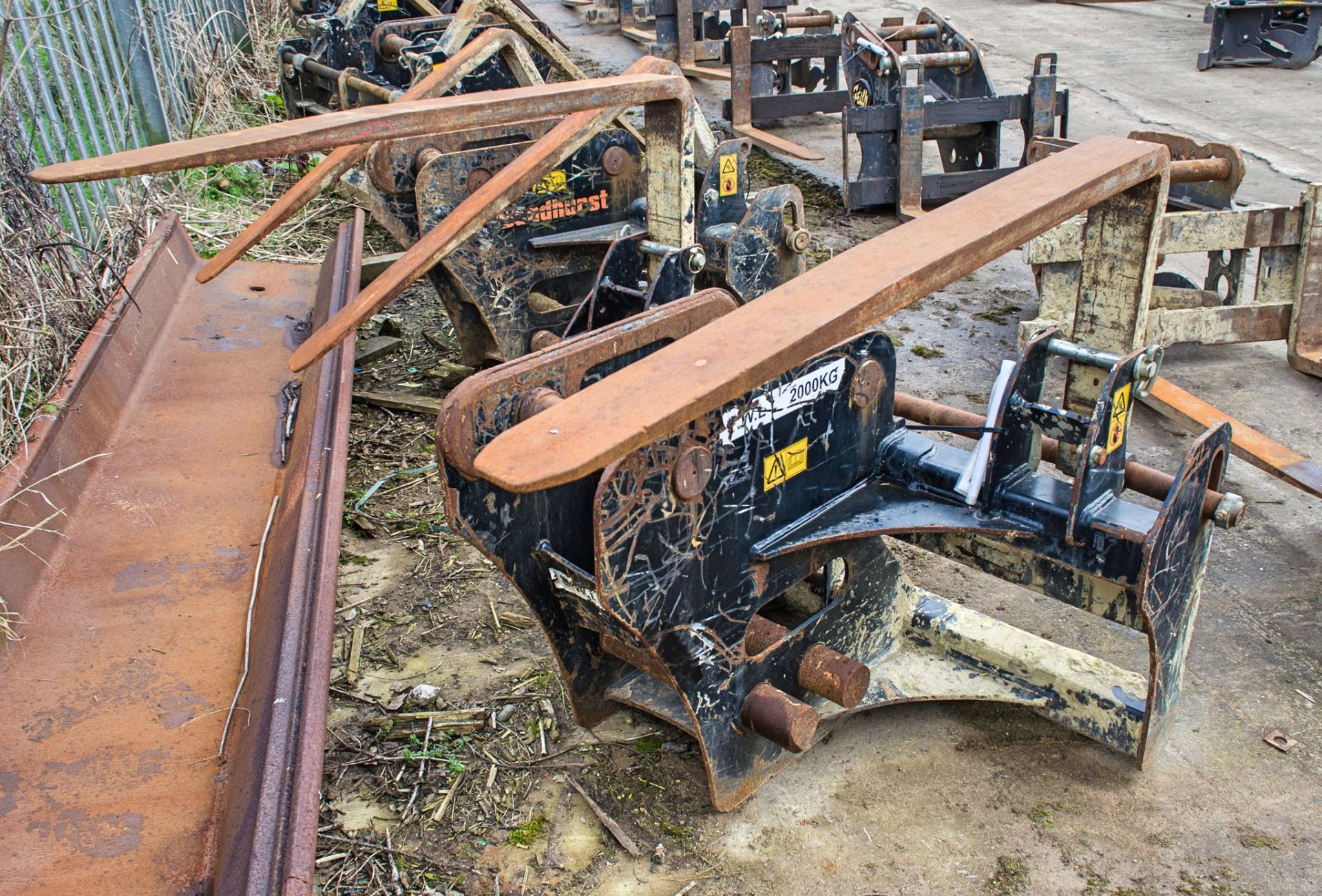 JCB fork carriage to suit 10-24 tonne excavator Pin diameter: 65mm Pin centres: 440mm Pin width: - Image 2 of 2