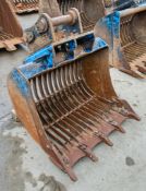 3ft riddle bucket c/w headstock Pin diameter: 60mm Pin centres: 300mm Pin width: 200mm SH335, SH364