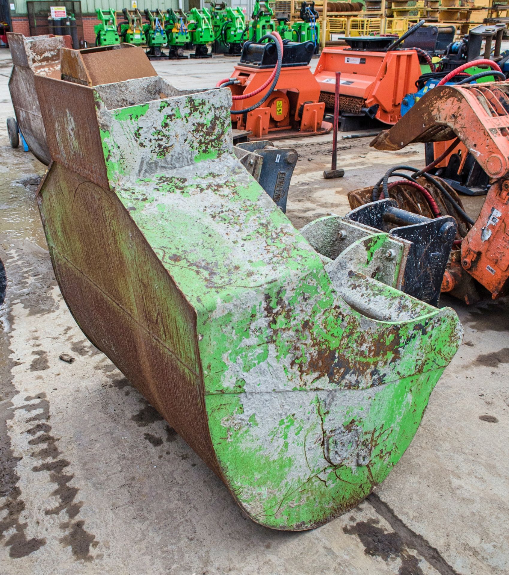 4ft concrete pouring bucket for 13 tonne excavator c/w headstock Pin diameter: 65mm Pin centres - Image 2 of 2