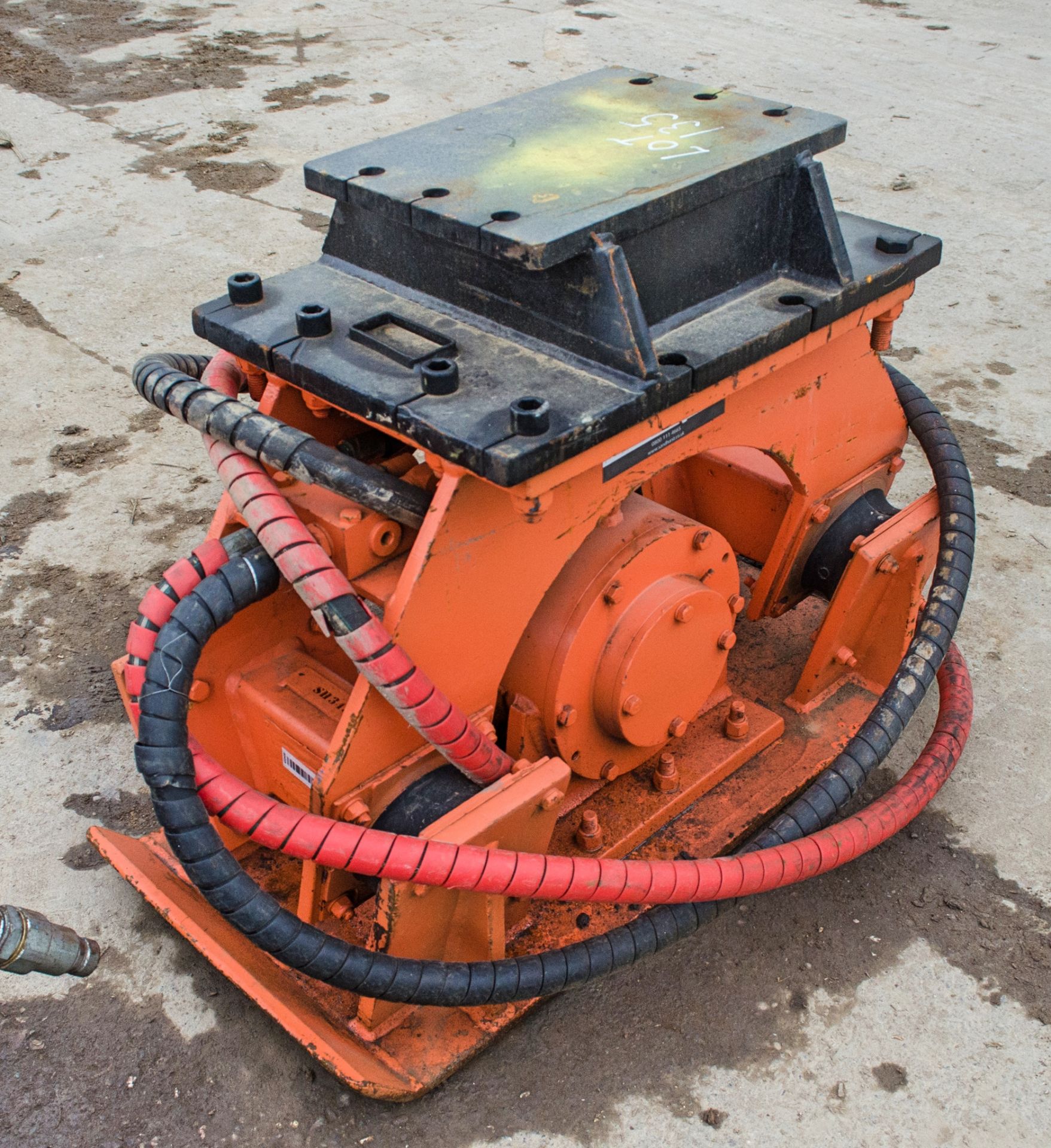 Hydraulic compactor plate to suit 4-9 tonne excavator SH343 - Image 2 of 2
