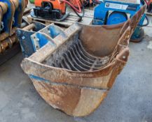 4ft riddle bucket for 13-18 tonne excavator c/w headstock Pin diameter: 65mm Pin centres: 380mm