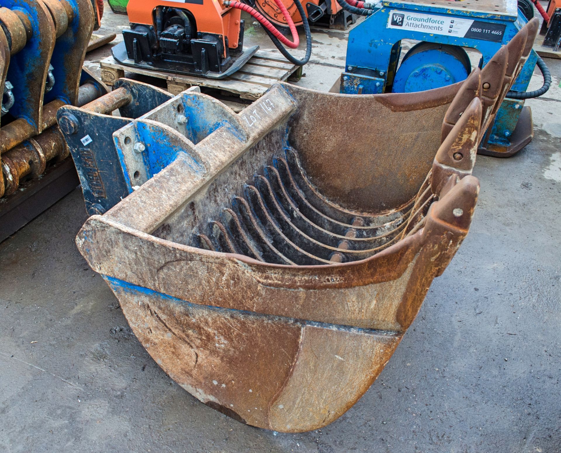 4ft riddle bucket for 13-18 tonne excavator c/w headstock Pin diameter: 65mm Pin centres: 380mm