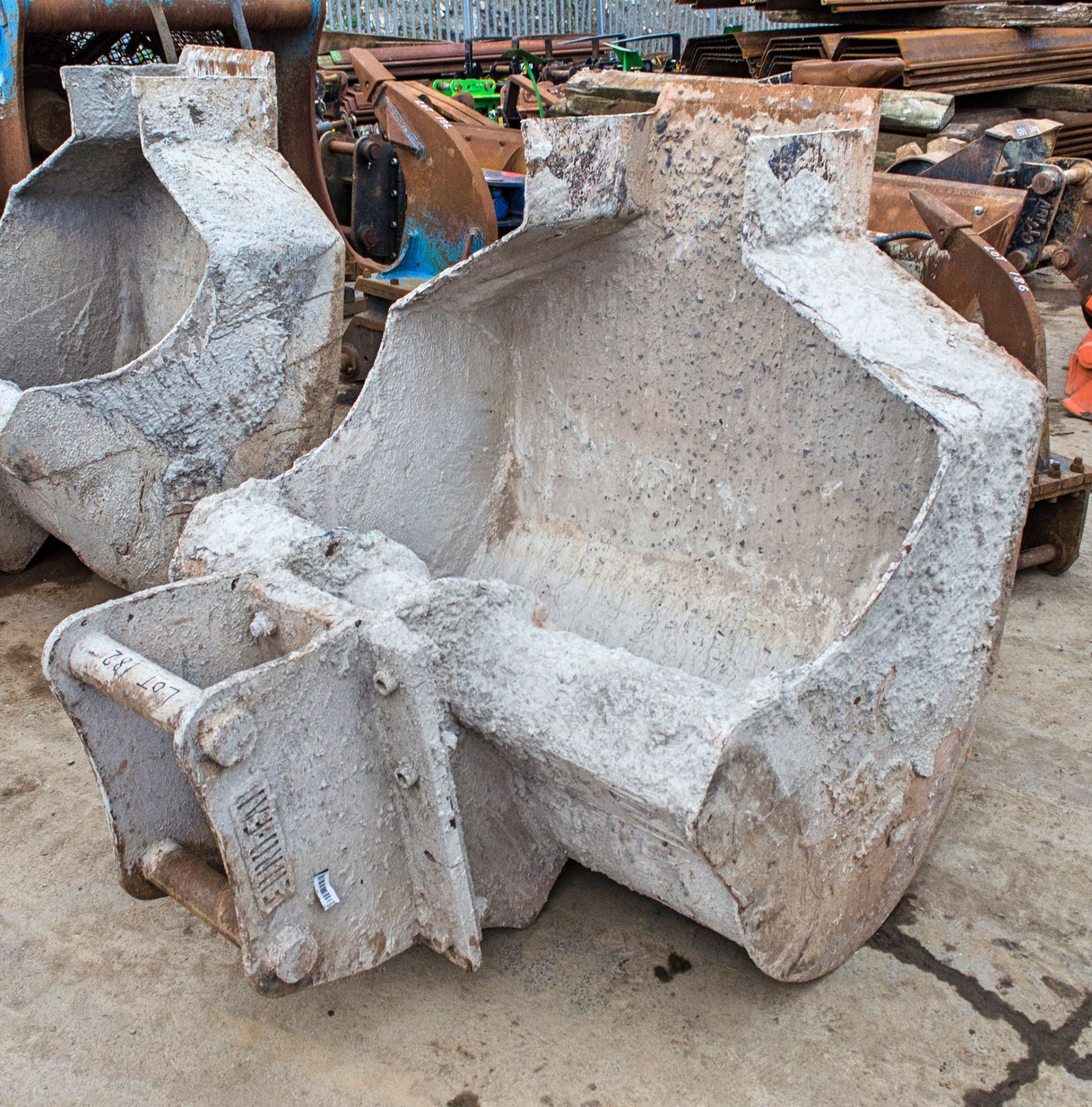 4ft concrete pouring bucket for 13 tonne excavator c/w headstock Pin diameter: 65mm Pin centres