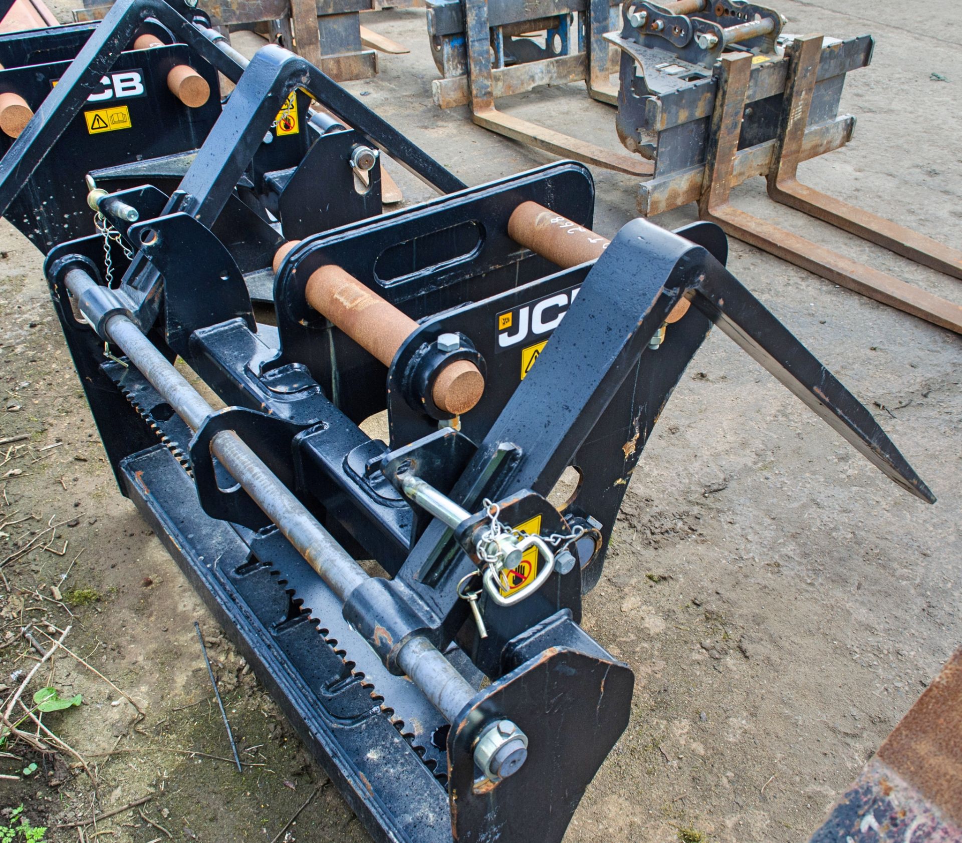 JCB fork carriage to suit 10-24 tonne excavator Pin diameter: 80mm Pin centres: 430mm Pin width: - Image 2 of 2