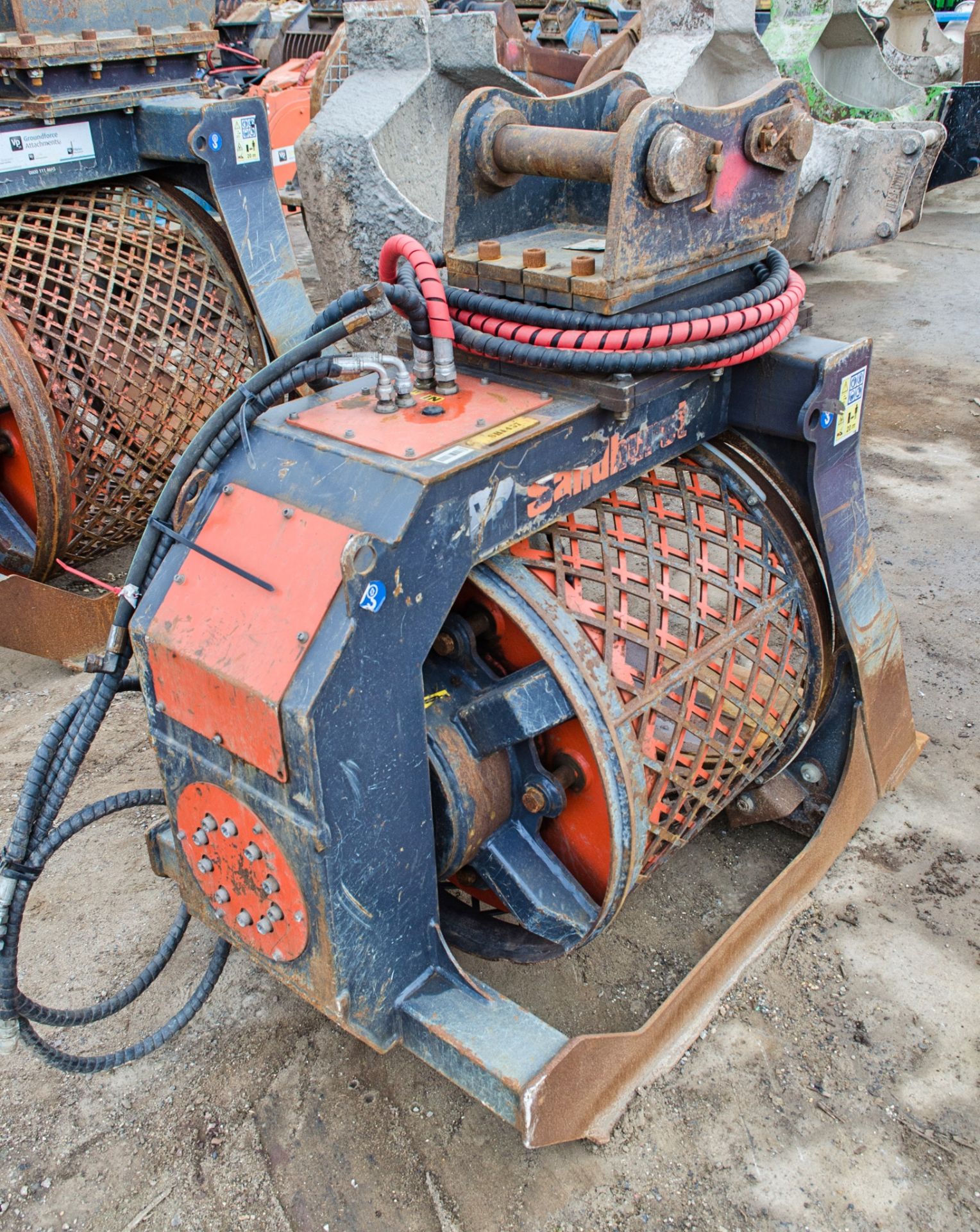 Cangini 2ft 6 inch hydraulic screening bucket for 7.5-14 tonne excavator c/w headstock Pin diameter: - Image 2 of 2