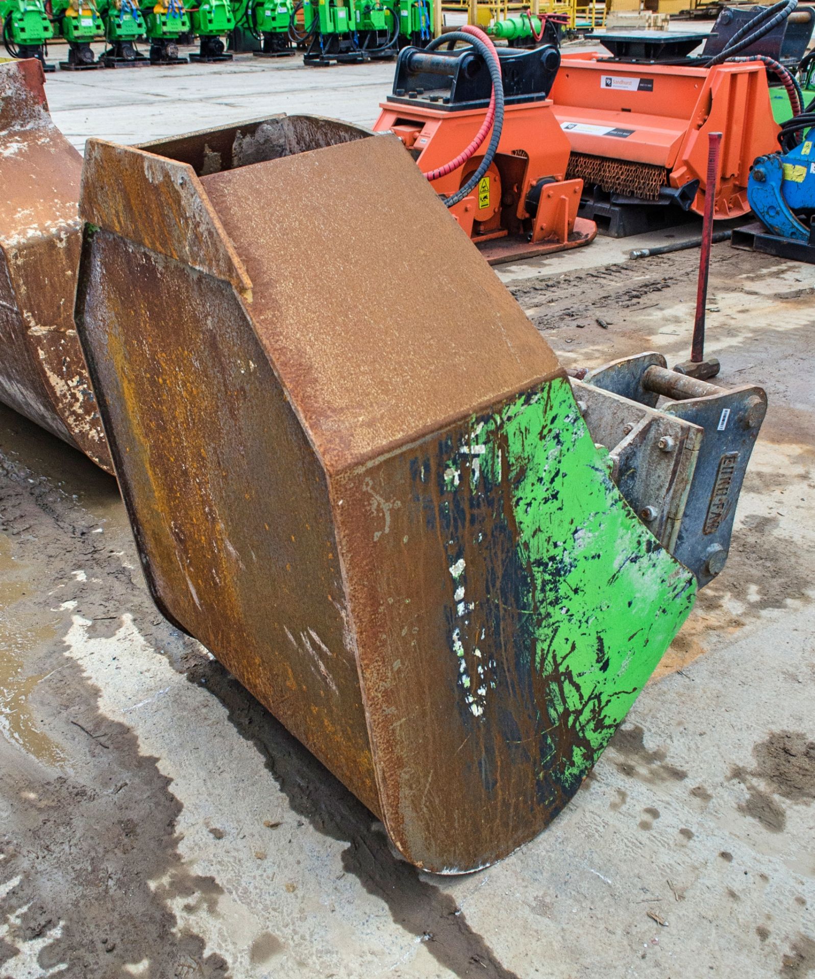 3ft concrete pouring bucket c/w headstock Pin diameter: 70mm Pin centres 370mm Pin width: 280mm - Image 2 of 2