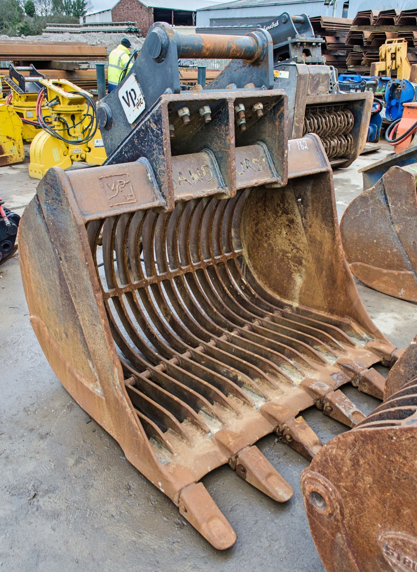 5ft riddle bucket for 20-30 tonne excavator c/w headstock Pin diameter: 90mm Pin centres: 530mm