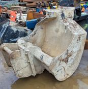 4ft concrete pouring bucket for 13 tonne excavator c/w headstock Pin diameter: 65mm Pin centres