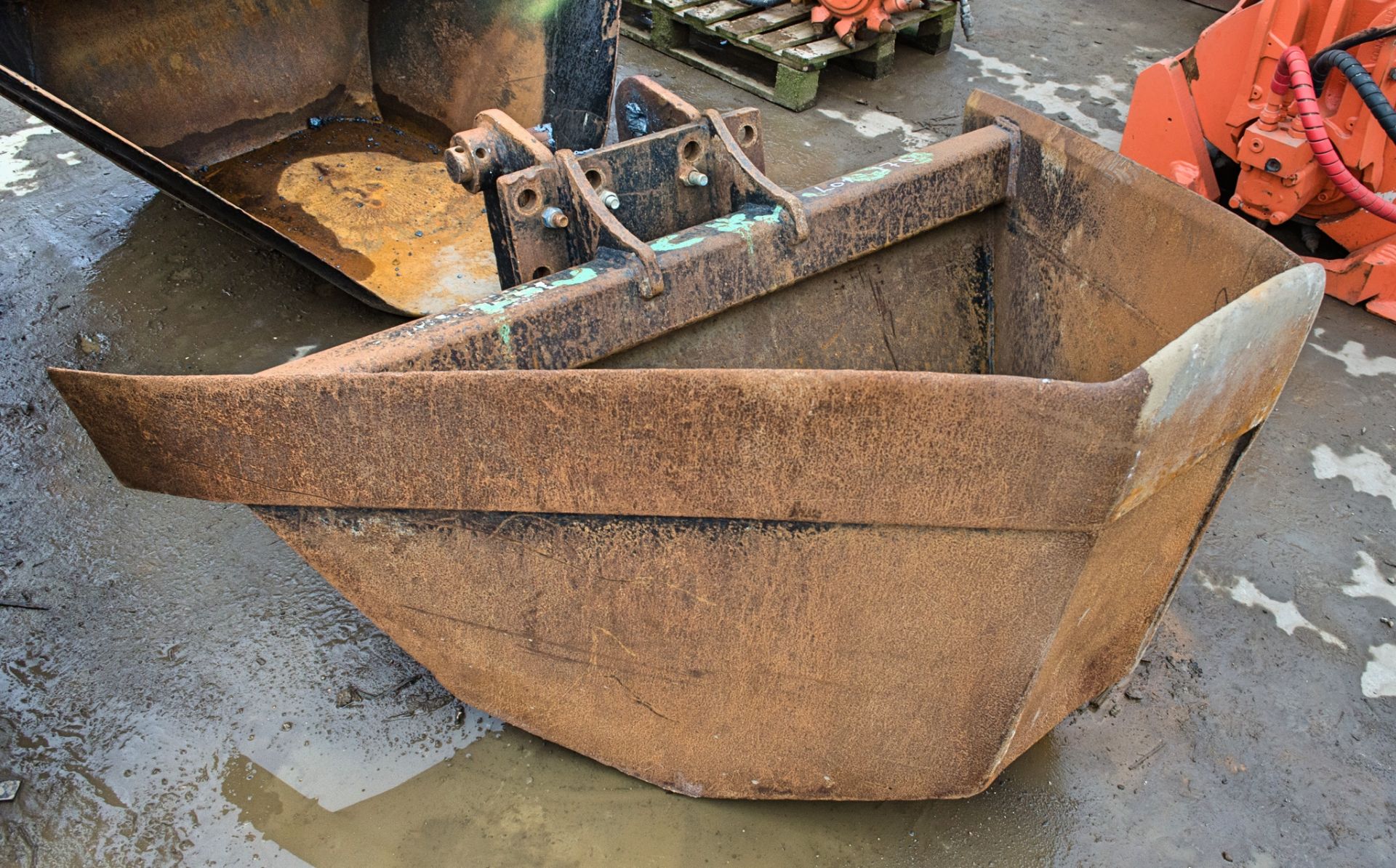 6ft V-bucket for 13-22 tonne excavator c/w headstock Pin diameter: 60mm Pin Centres: 370mm Pin