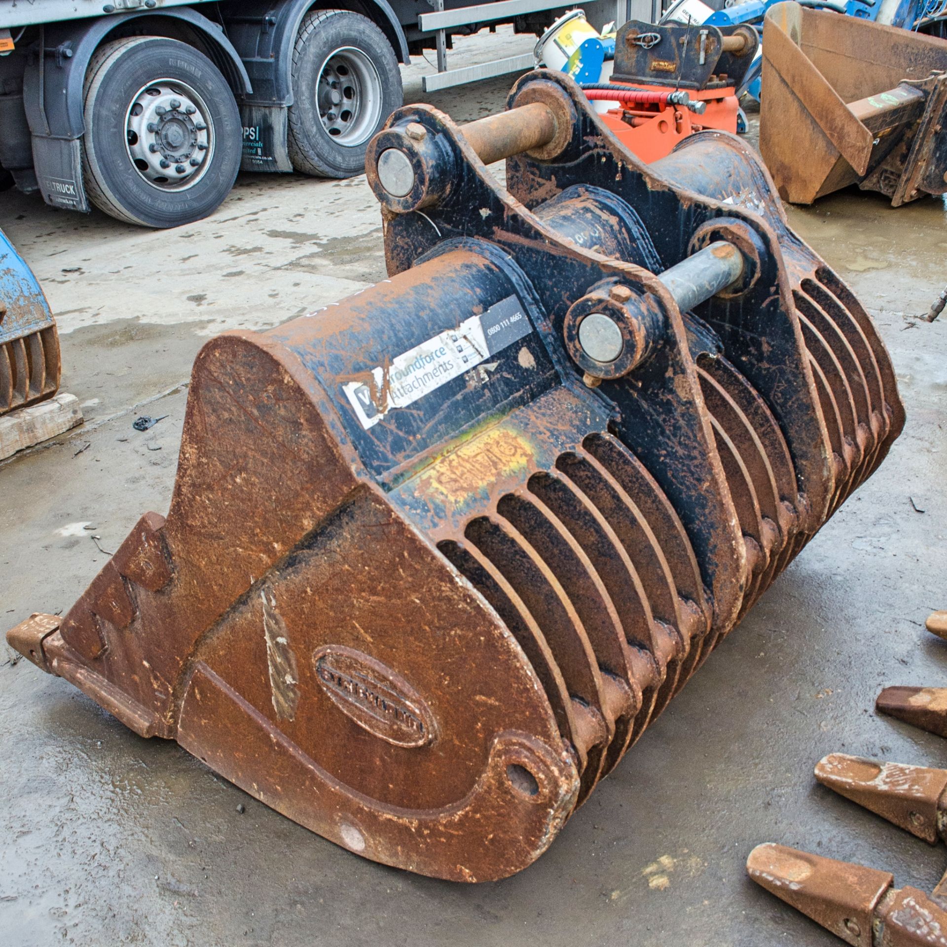 5ft riddle bucket for 20-30 tonne excavator c/w headstock Pin diameter: 80mm Pin centres: 470mm - Image 2 of 2