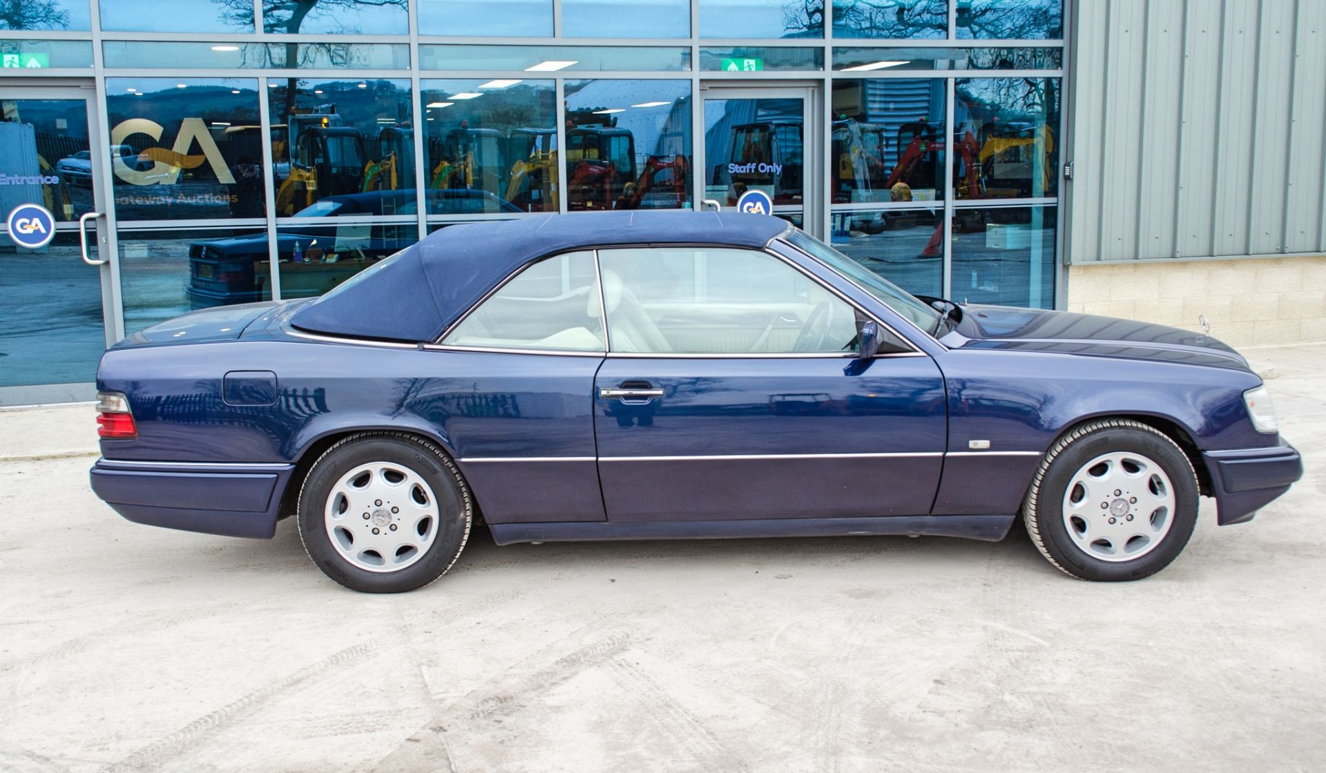 1997 Mercedes E220 2.2 litre 2 door cabriolet Registration: P460VGN Chassis: WDB1240622C292059 - Image 27 of 60