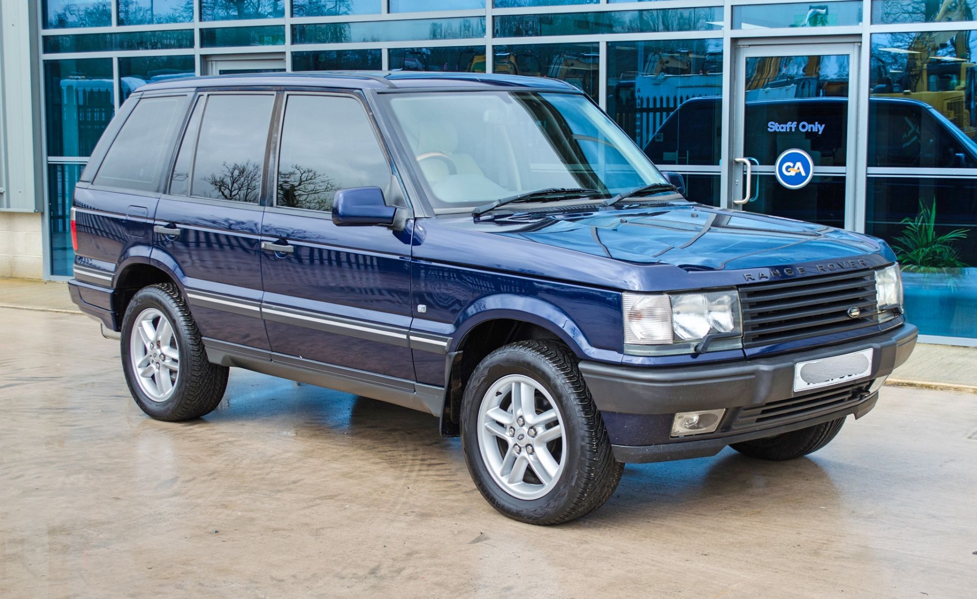 2001 Range Rover Vogue 4.6 litre V8 Auto 4 door SUV - Image 2 of 65