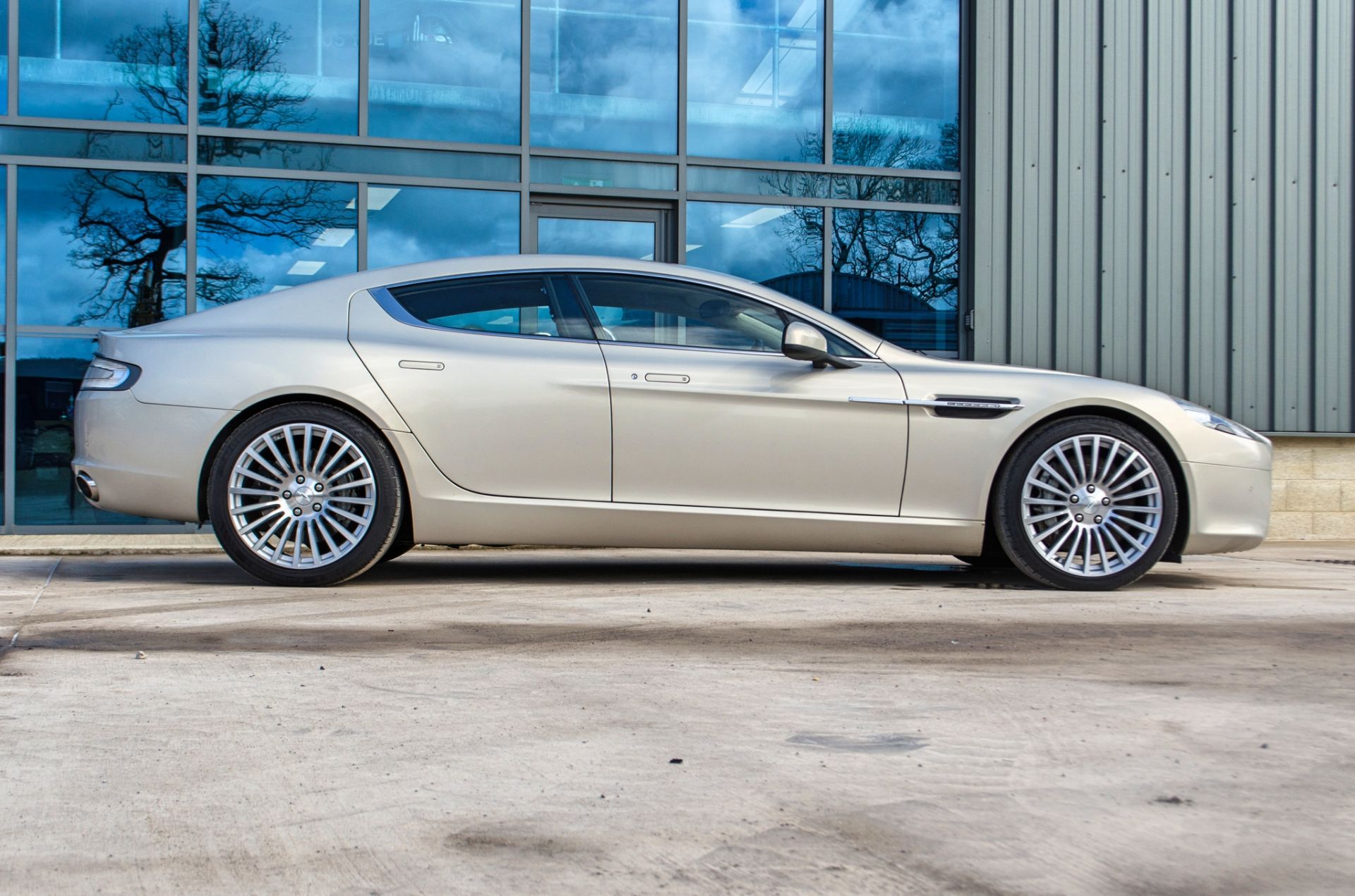 2011 Aston Martin Rapide 5.9 V12 Auto 5 door hatchback - Image 13 of 63