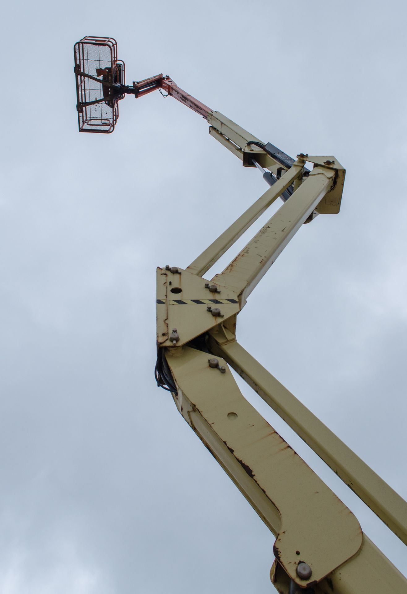 JLG 510AJ diesel driven articulated boom access platform Year: 2015 S/N: E300002191 Recorded - Image 10 of 18