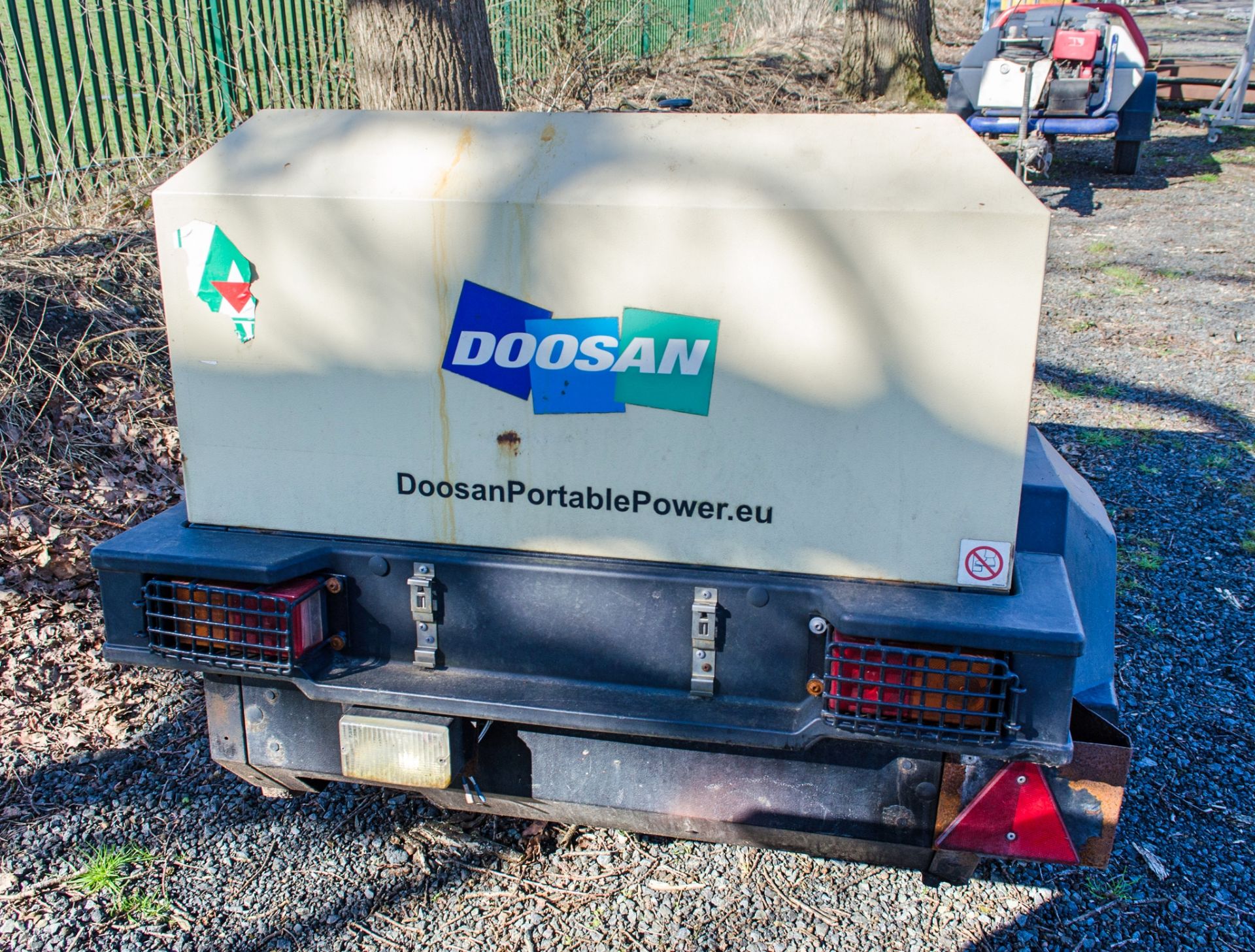 Doosan 7/41 diesel driven fast tow mobile air compressor Year: 2015 S/N: 433850 Recorded Hours: - Image 4 of 7