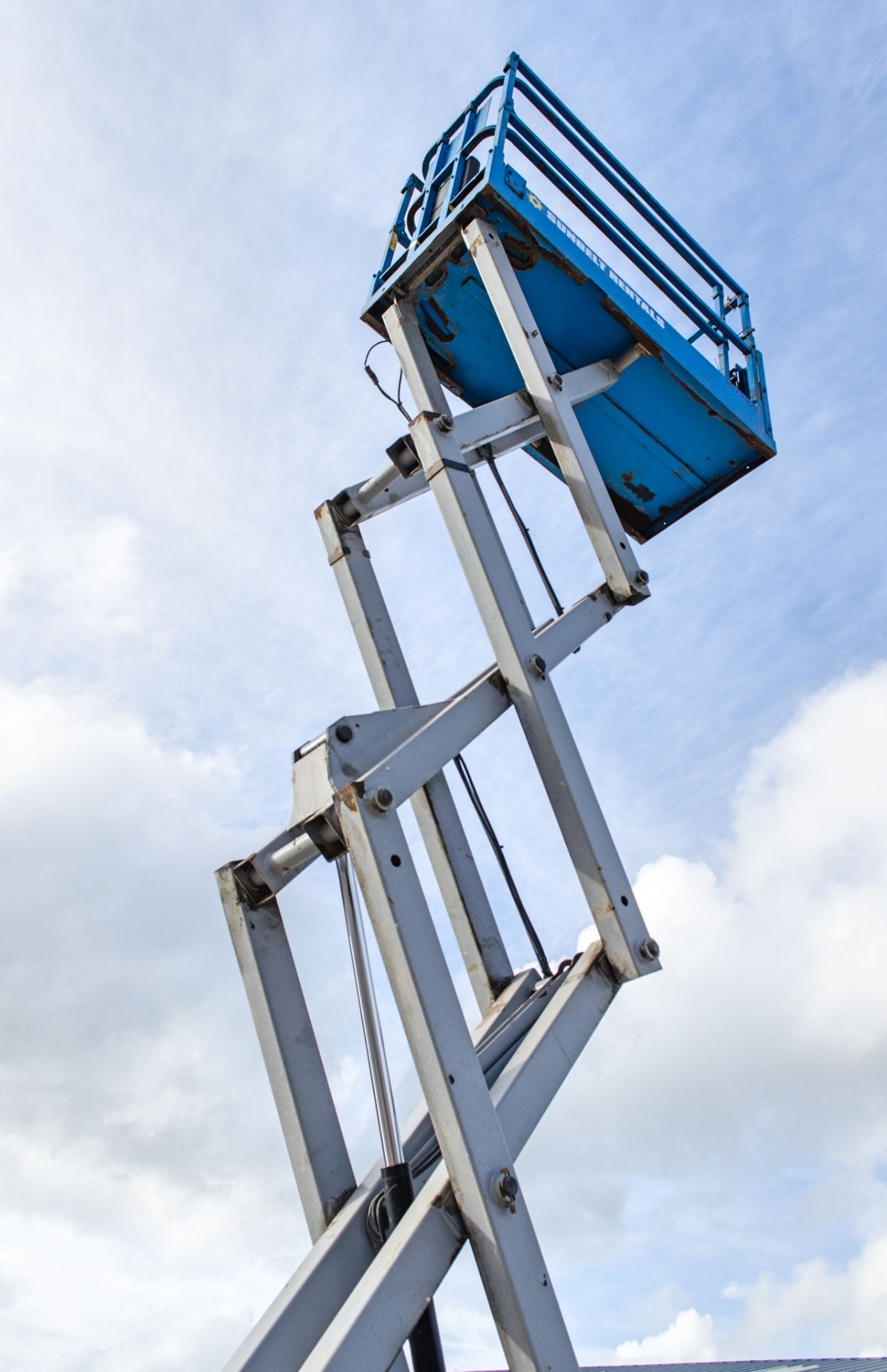 Genie GS1930 battery electric scissor lift access platform Year: 2015 S/N: 143456 Recorded Hours: - Image 6 of 10