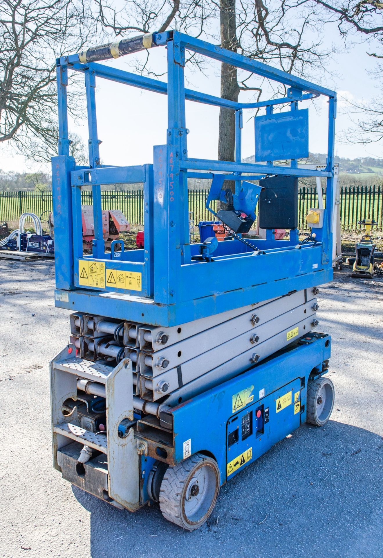 Genie GS1932 battery electric scissor lift access platform Year: 2015 S/N: 143713 Recorded Hours: - Image 3 of 11