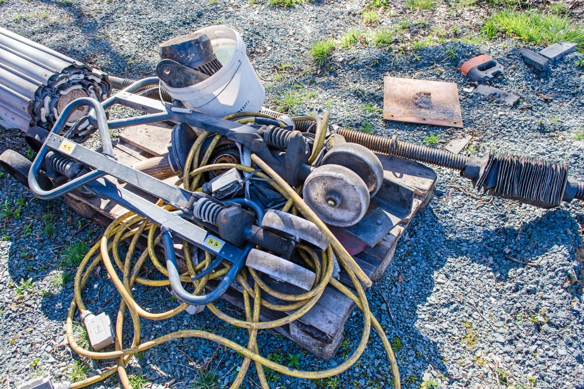 4 - Somers Series IV 7.5 tonne vehicle lifts ** Parts dismantled ** - Image 3 of 3