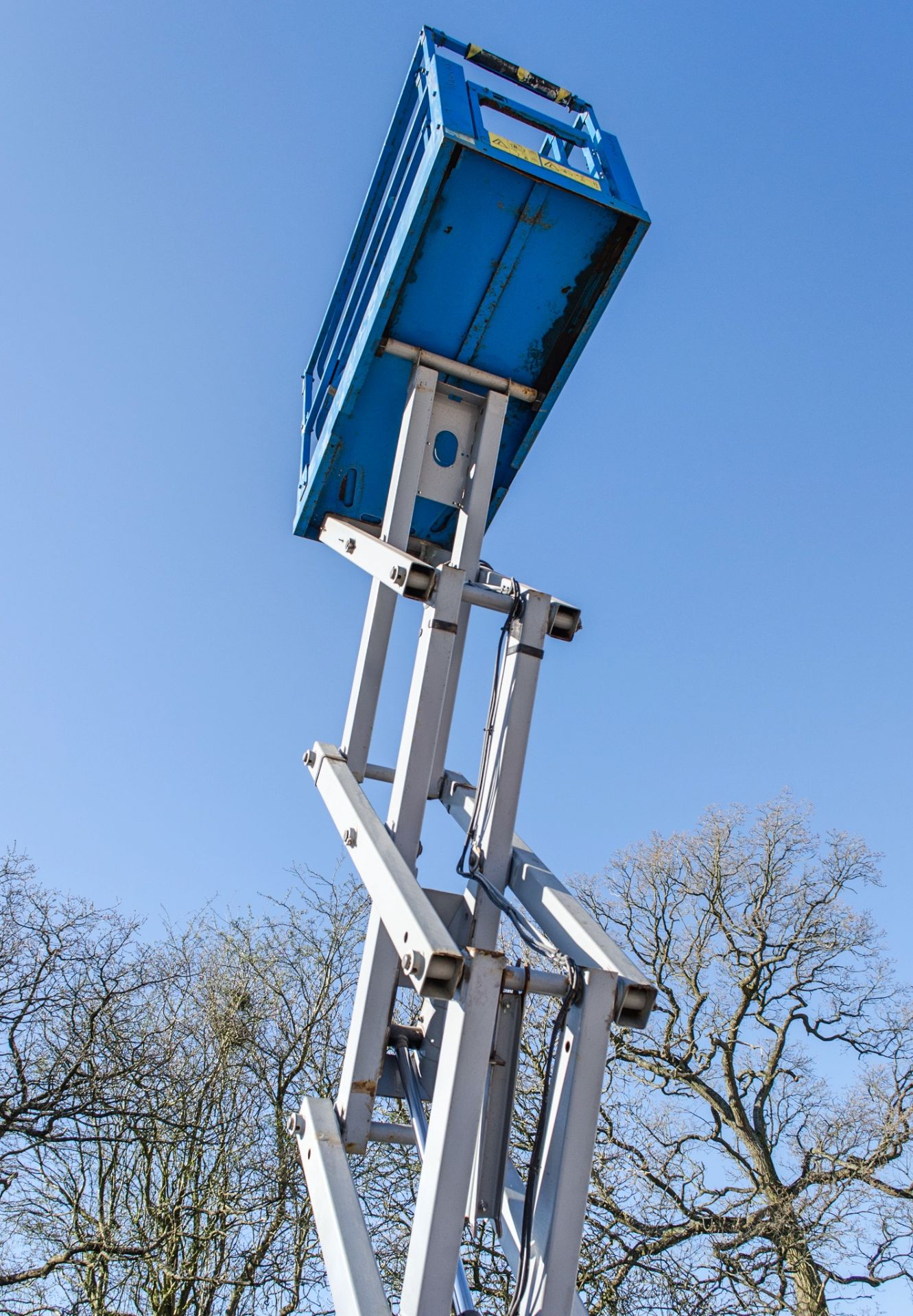 Genie GS1932 battery electric scissor lift access platform Year: 2015 S/N: 143713 Recorded Hours: - Image 6 of 11