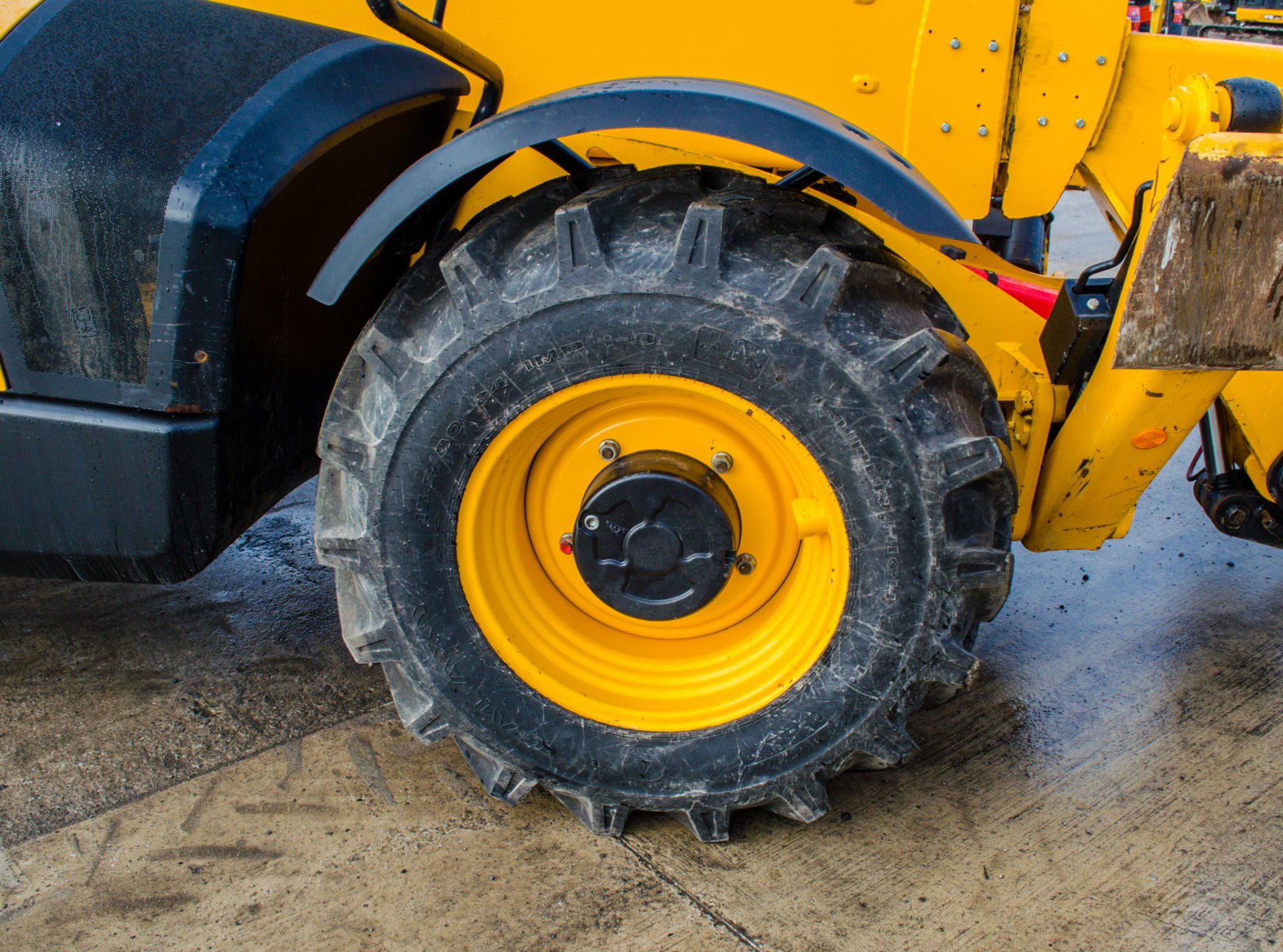 JCB 535-125 Hi-Viz 12.5 metre telescopic handler Year: 2018 S/N: 2727072 Recorded Hours: 3404 c/w - Image 11 of 26