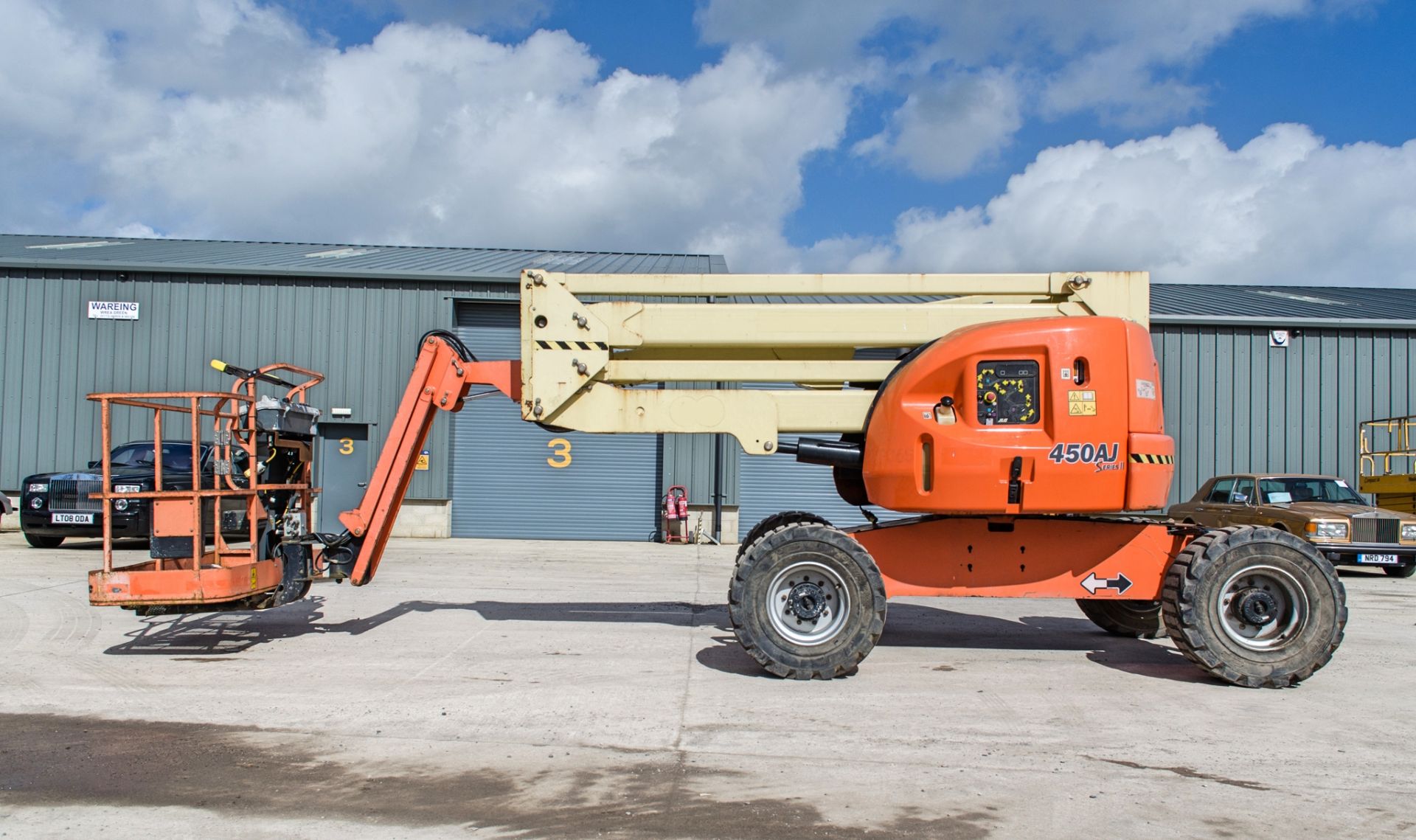 JLG 450AJ Series II diesel driven articulated boom lift access platform Year: 2014 S/N: E300002169 - Image 7 of 19