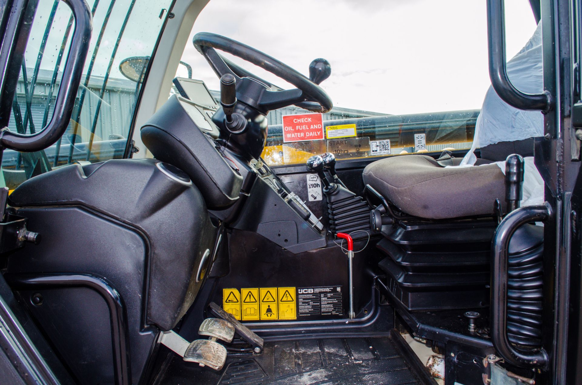 JCB 535-125 Hi-Viz 12.5 metre telescopic handler Year: 2018 S/N: 2727072 Recorded Hours: 3404 c/w - Image 22 of 26