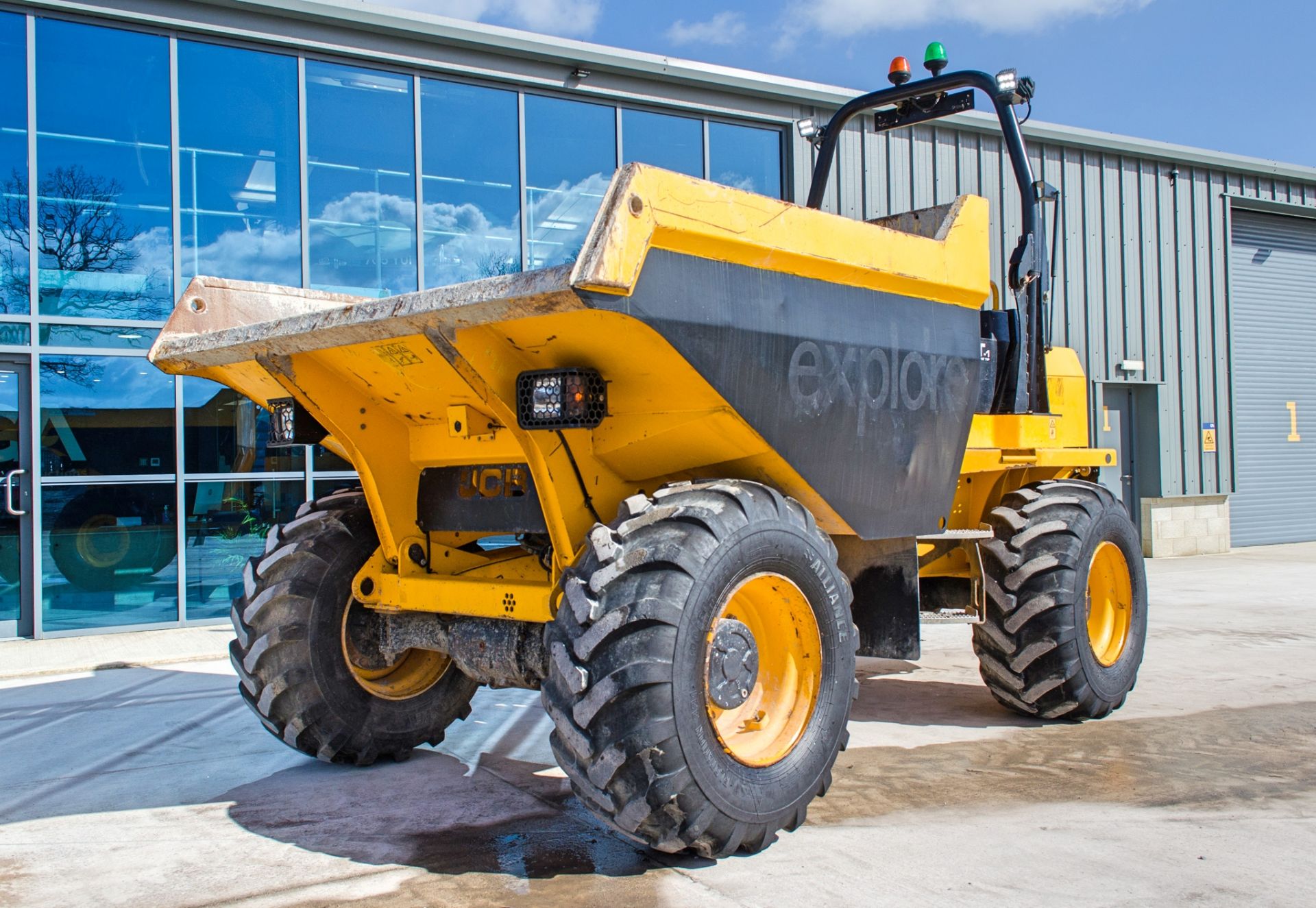 JCB 9T-1 9 tonne straight skip dumper Year: 2018 S/N: 2561381 Recorded Hours: 1216 c/w rear camera