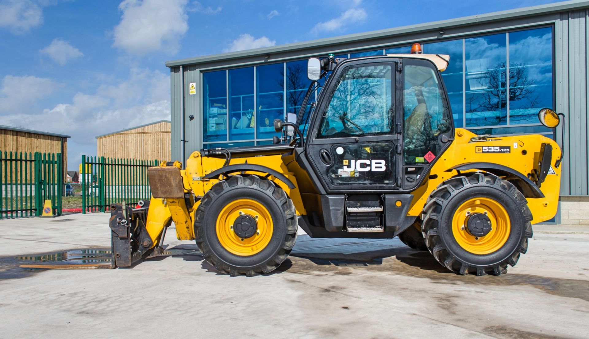 JCB 535-125 Hi-Viz 12.5 metre telescopic handler Year: 2014 S/N: 2340638 Recorded Hours: 4394 c/w - Image 7 of 25