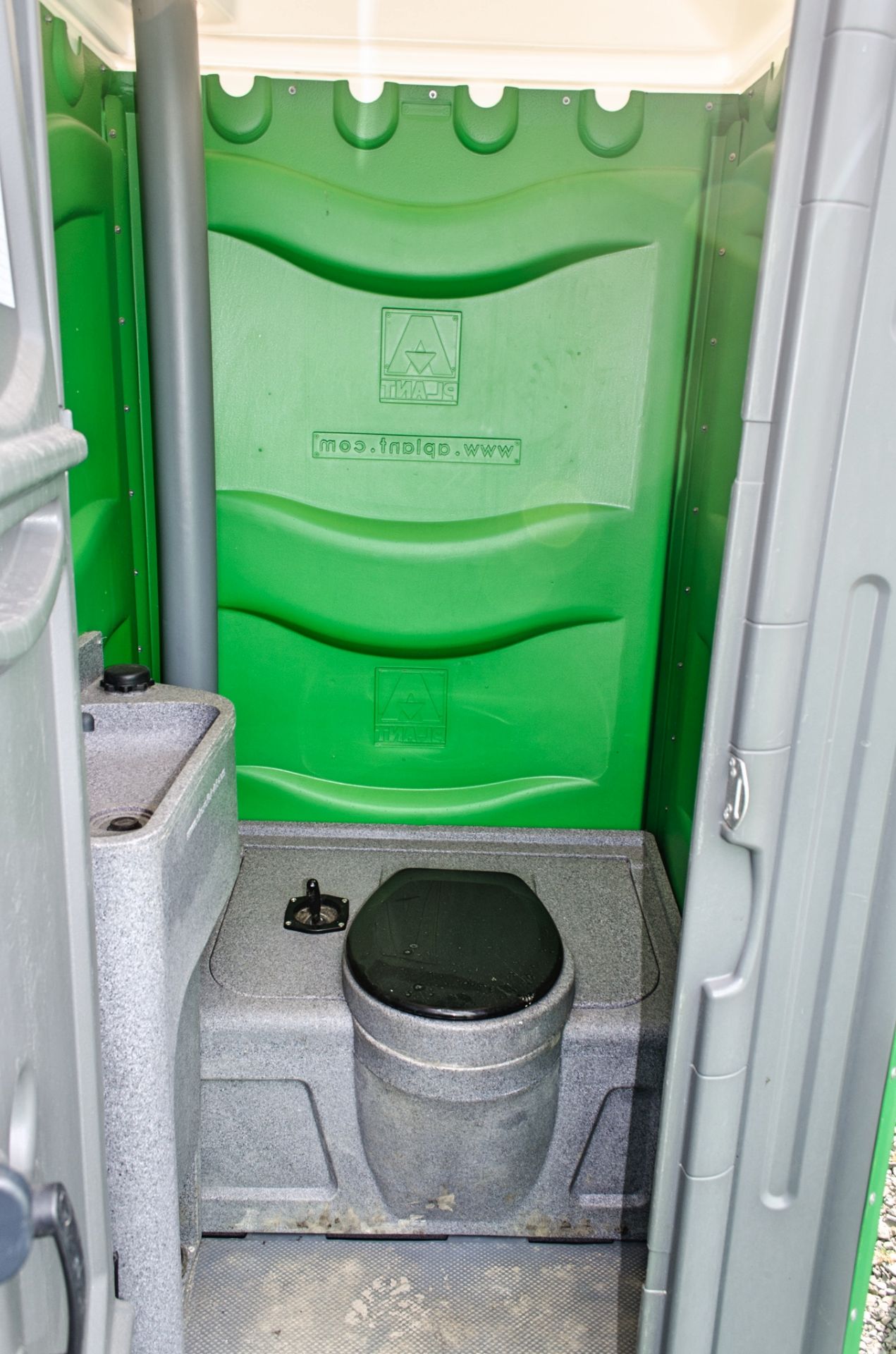 Plastic portable toilet unit A861025 - Image 3 of 3