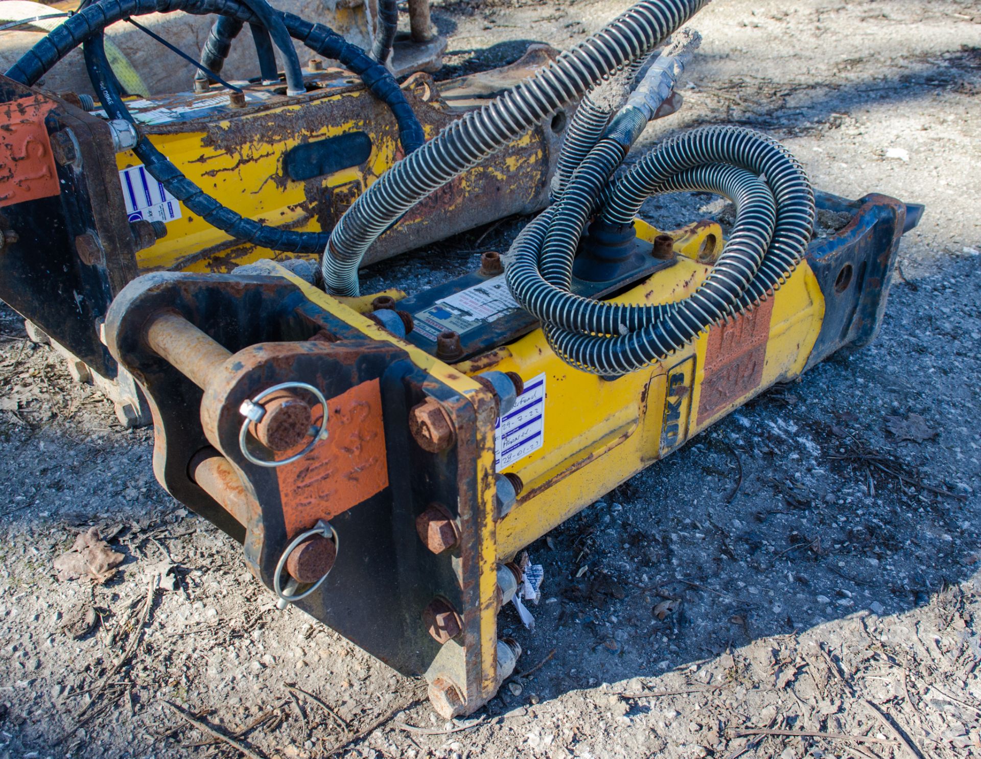 DKB hydraulic breaker Pin diameter: 30mm Pin centres: 125mm Pin width: 130mm HM394