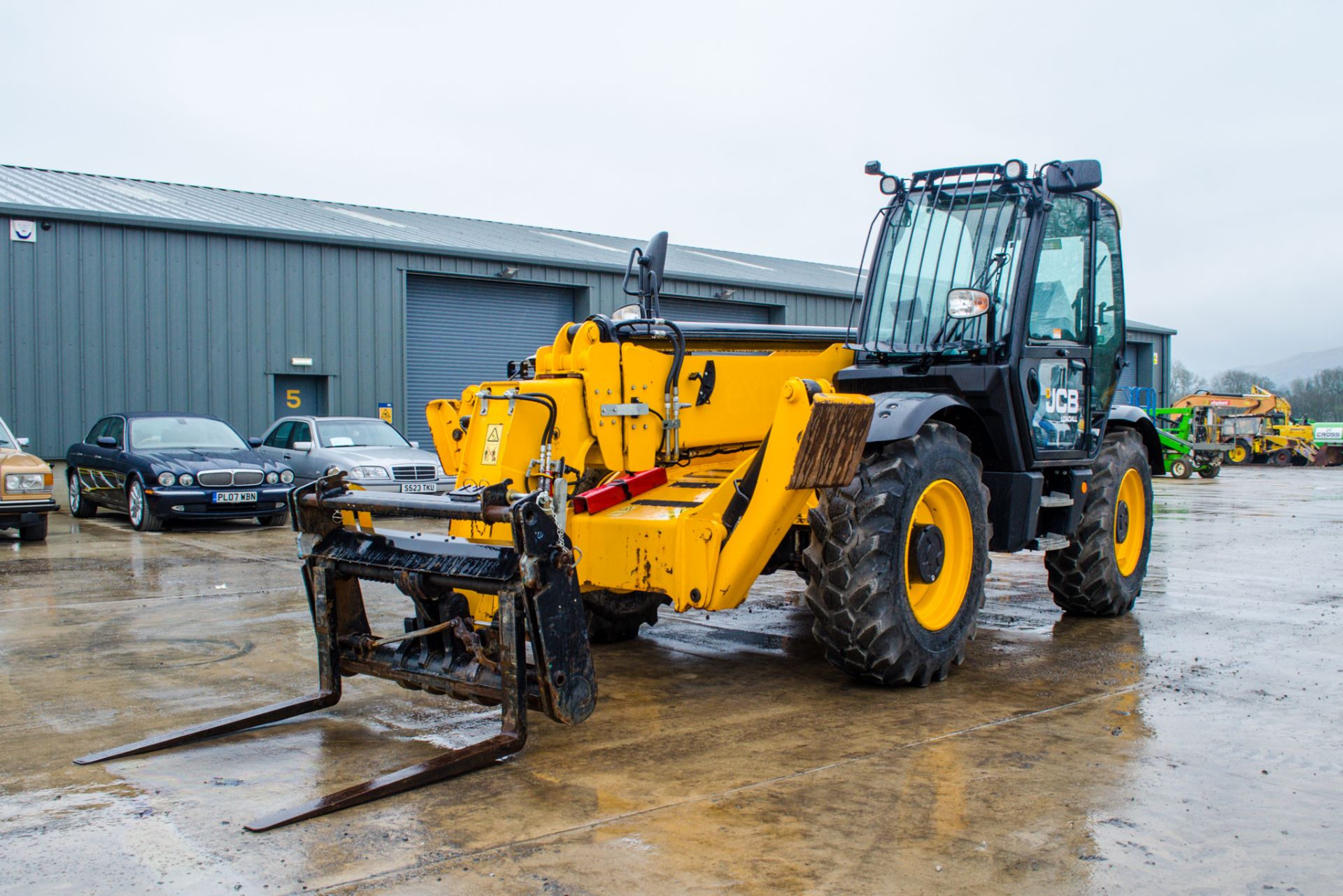 JCB 540-140 Hi-Viz 14 metre telescopic handler Year: 2019 S/N: 2785689 Recorded Hours: 562 c/w multi