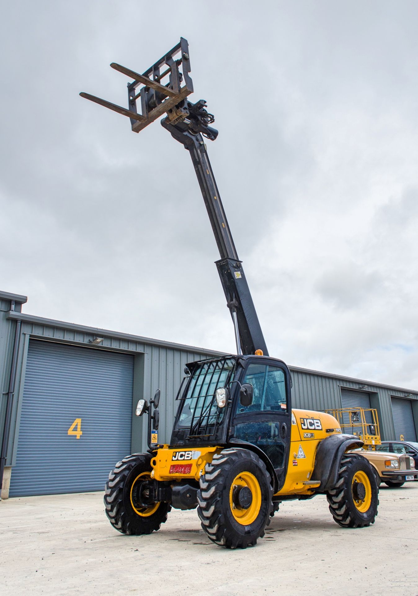 JCB 527-55 5.5 metre telescopic handler Year: 2014 S/N: 1419848 Recorded Hours: 2727 A643446 - Image 9 of 23