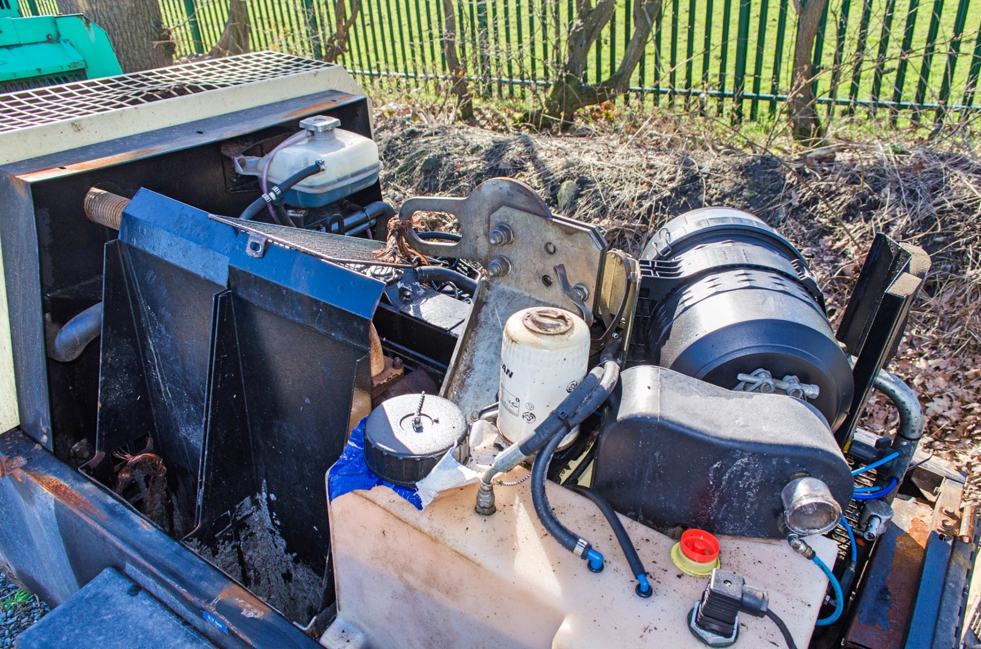 Doosan 7/41 diesel driven fast tow mobile air compressor Year: 2015 S/N: 433850 Recorded Hours: - Image 6 of 7
