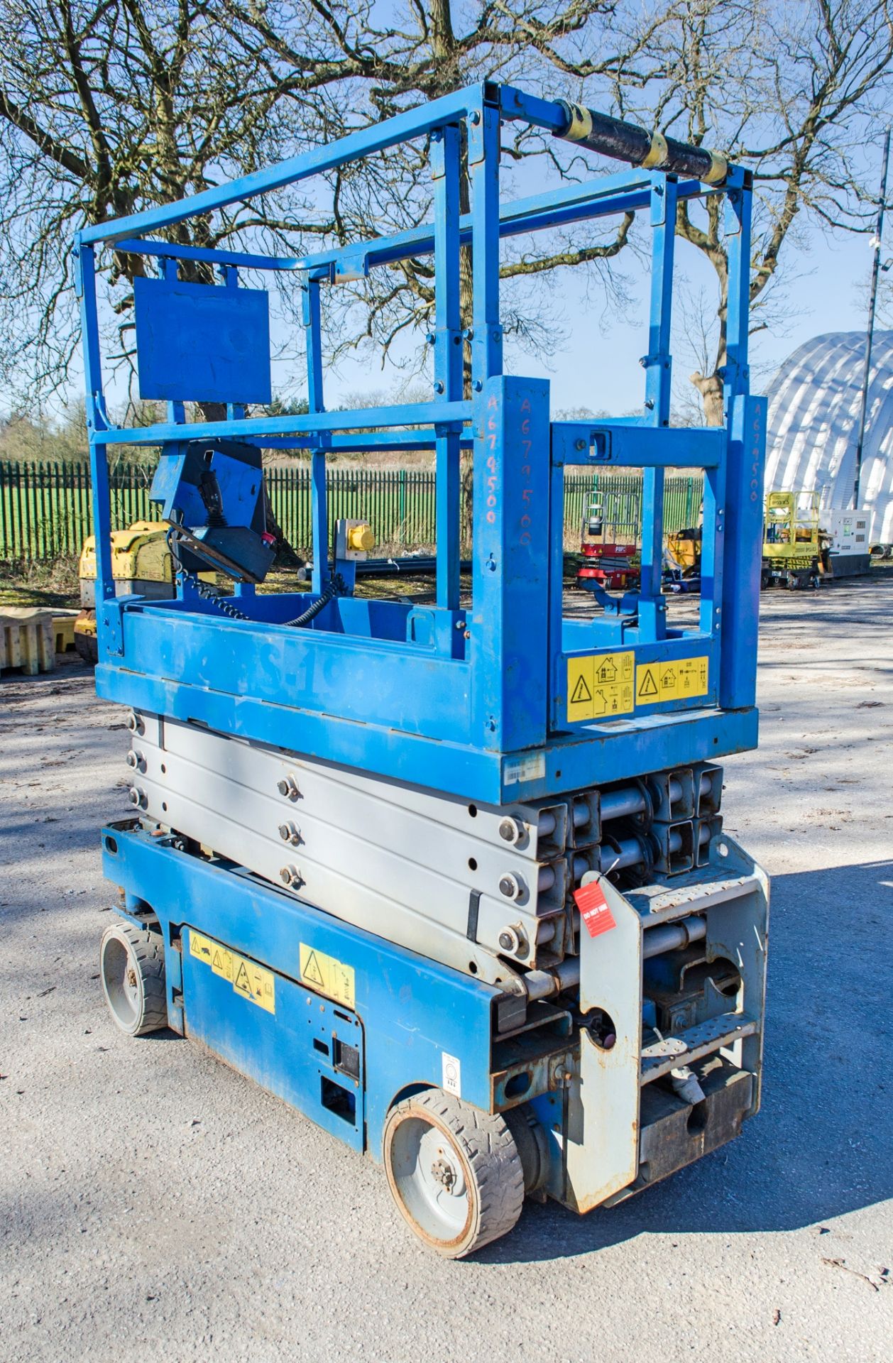 Genie GS1932 battery electric scissor lift access platform Year: 2015 S/N: 143713 Recorded Hours: - Image 4 of 11