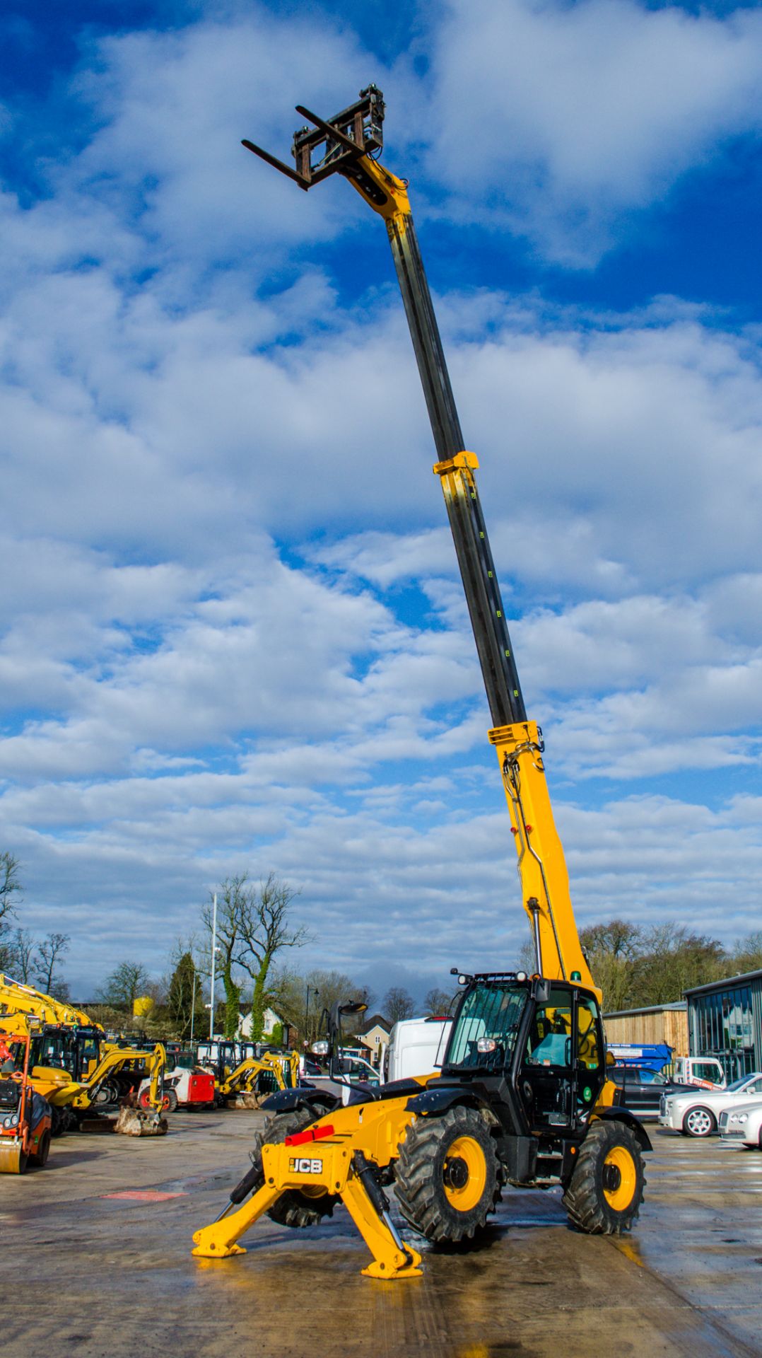 JCB 535-125 Hi-Viz 12.5 metre telescopic handler Year: 2018 S/N: 2727072 Recorded Hours: 3404 c/w - Image 13 of 26