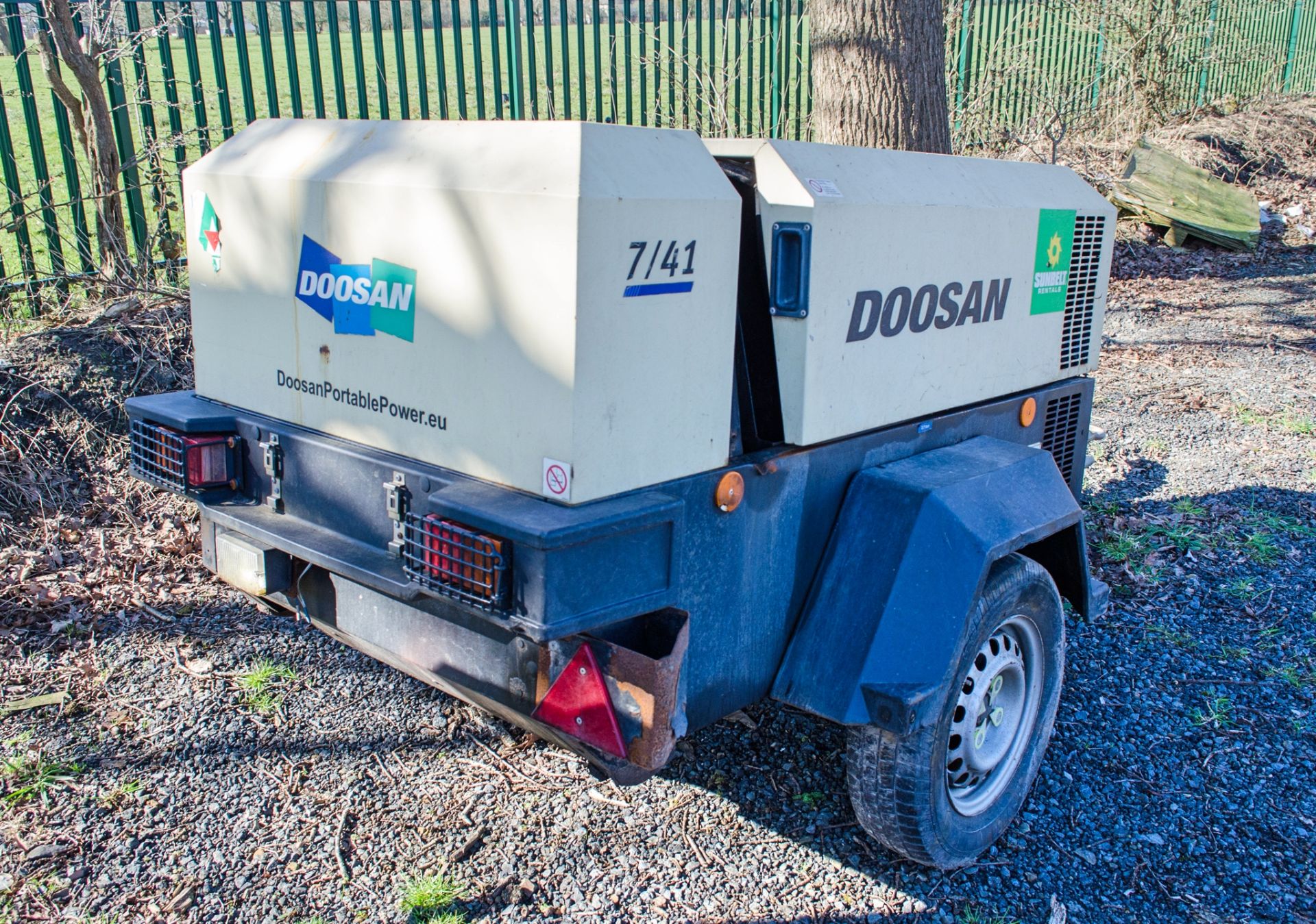 Doosan 7/41 diesel driven fast tow mobile air compressor Year: 2015 S/N: 433850 Recorded Hours: - Image 2 of 7