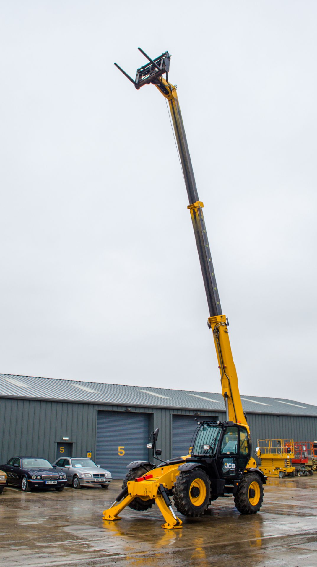 JCB 540-140 Hi-Viz 14 metre telescopic handler Year: 2019 S/N: 2785689 Recorded Hours: 562 c/w multi - Image 13 of 25