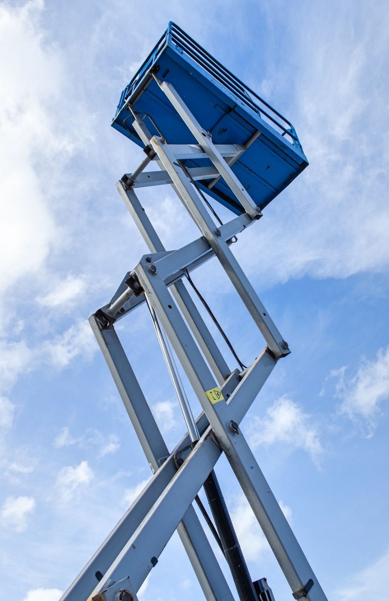 Genie GS2646 battery electric scissor lift access platform Year: 2014 S/N: 12248 Recorded Hours: 228 - Image 6 of 11