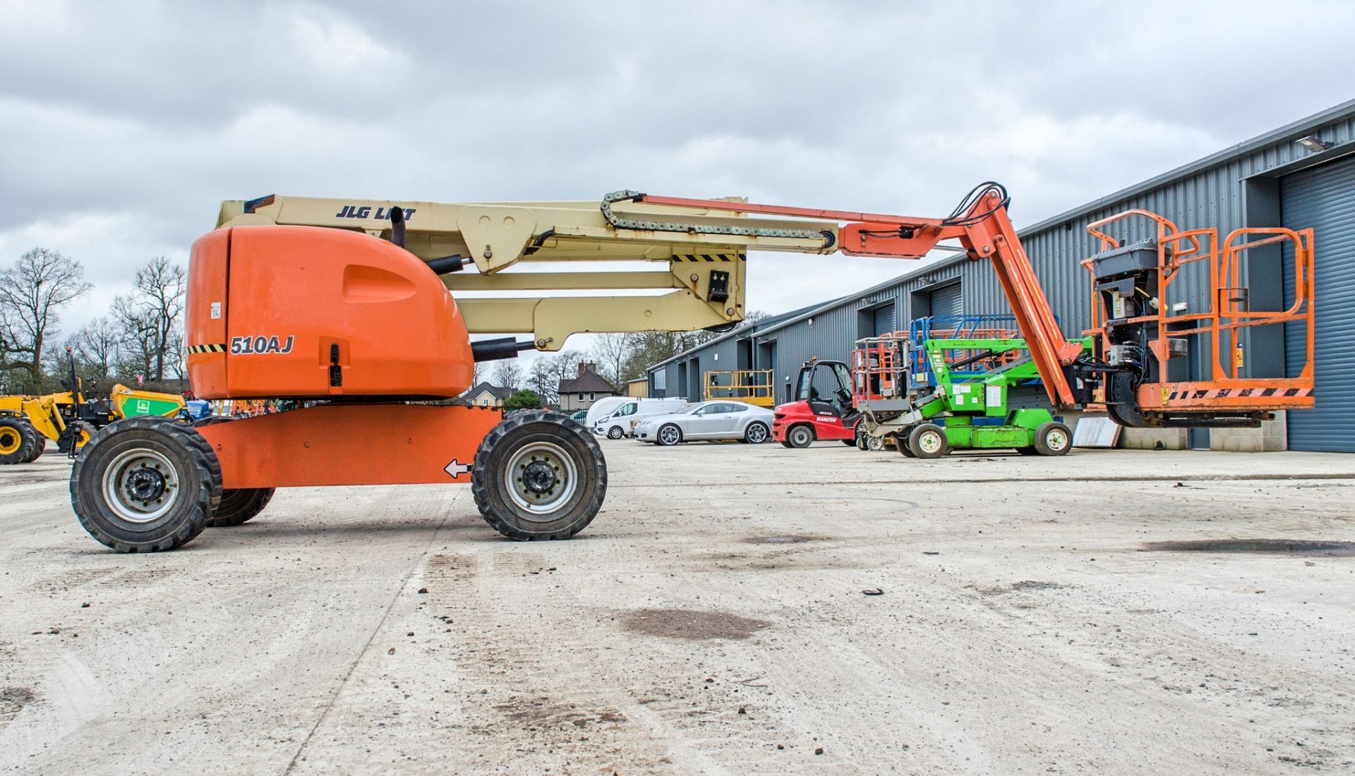 JLG 510AJ diesel driven articulated boom access platform Year: 2015 S/N: E300002191 Recorded - Image 8 of 18