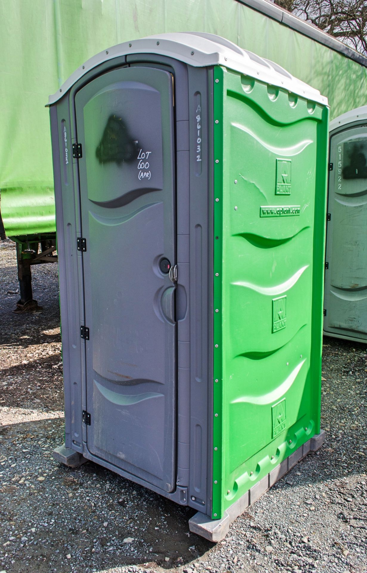 Plastic portable toilet unit A861032