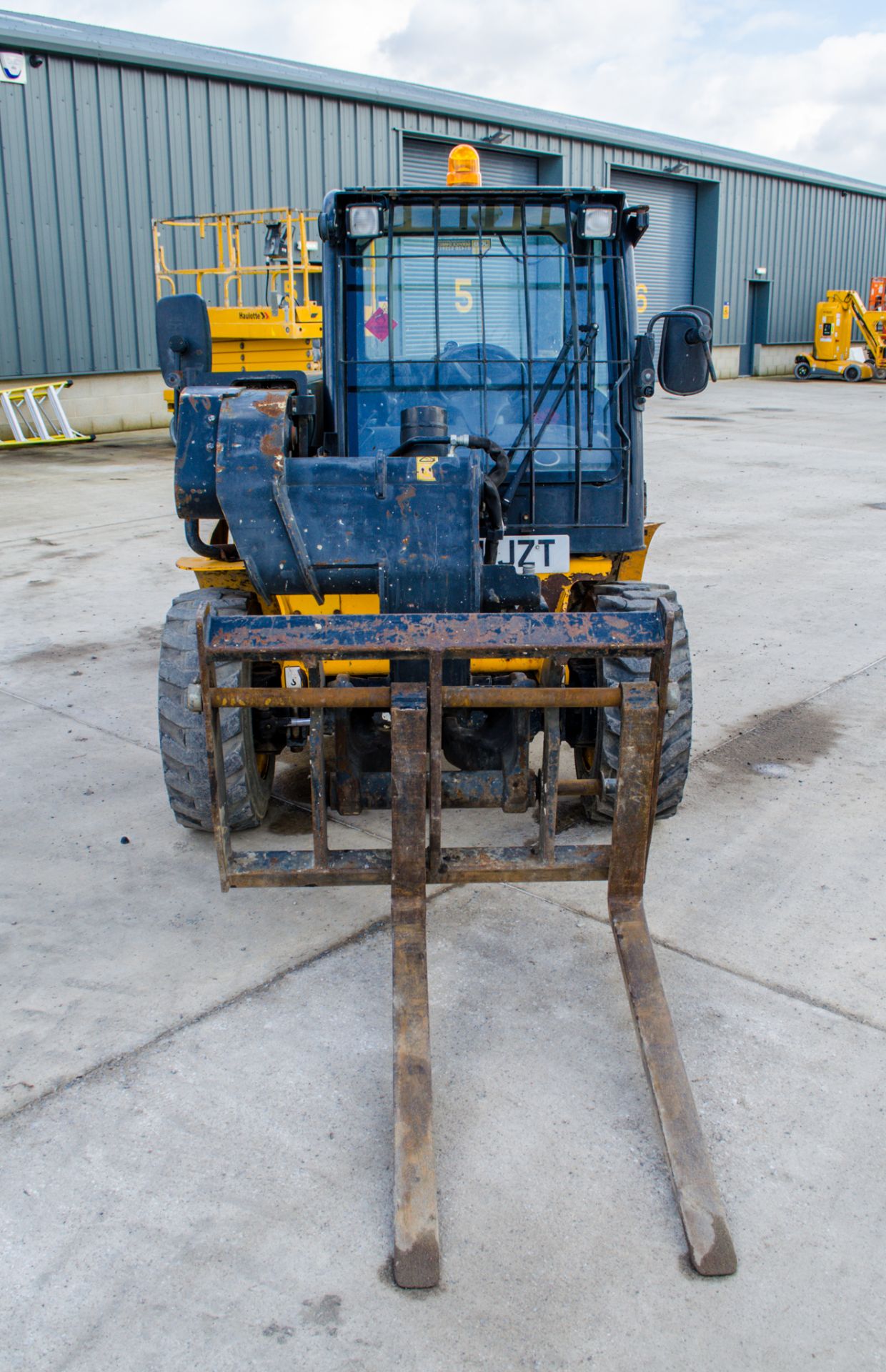 JCB 520-40 4 metre telescopic handler Year: 2014 S/N: 2314276 Recorded Hours: 2516 A638517 - Image 5 of 19