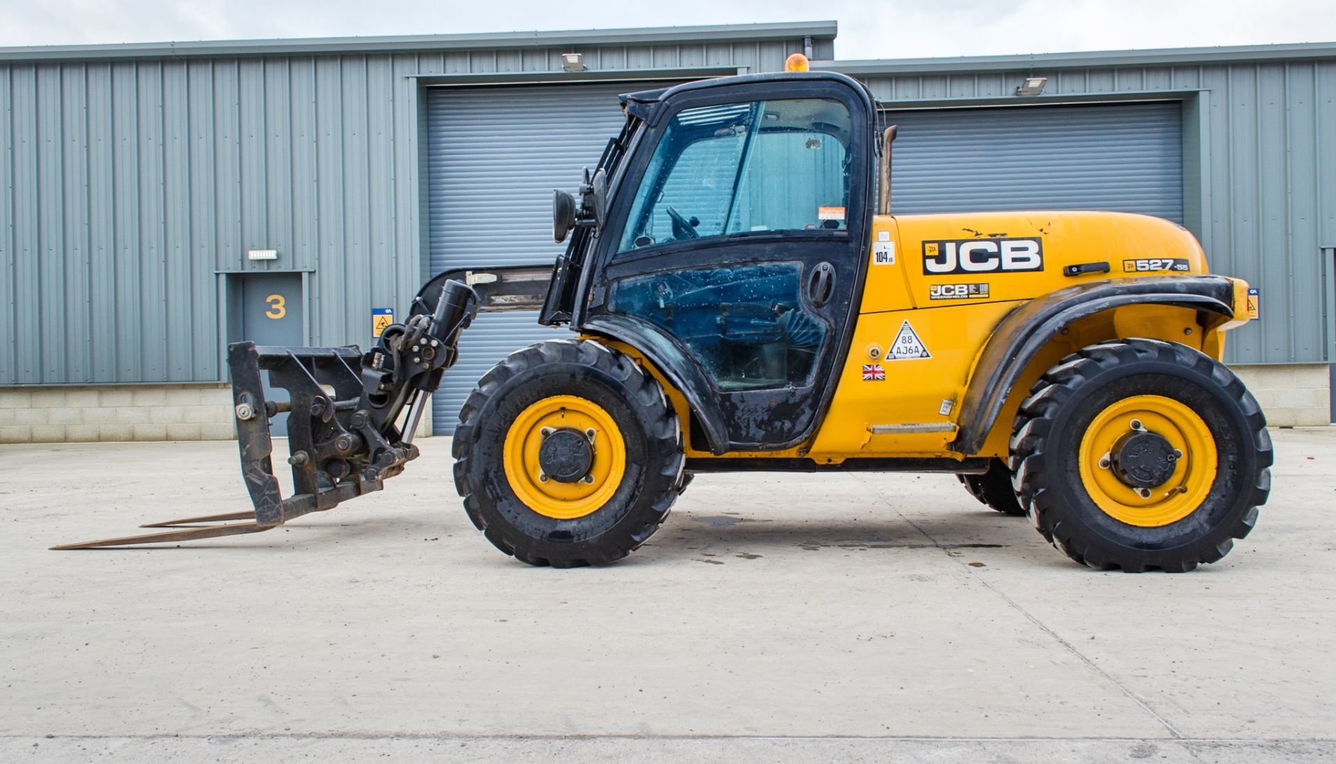 JCB 527-55 5.5 metre telescopic handler Year: 2014 S/N: 1419848 Recorded Hours: 2727 A643446 - Image 7 of 23