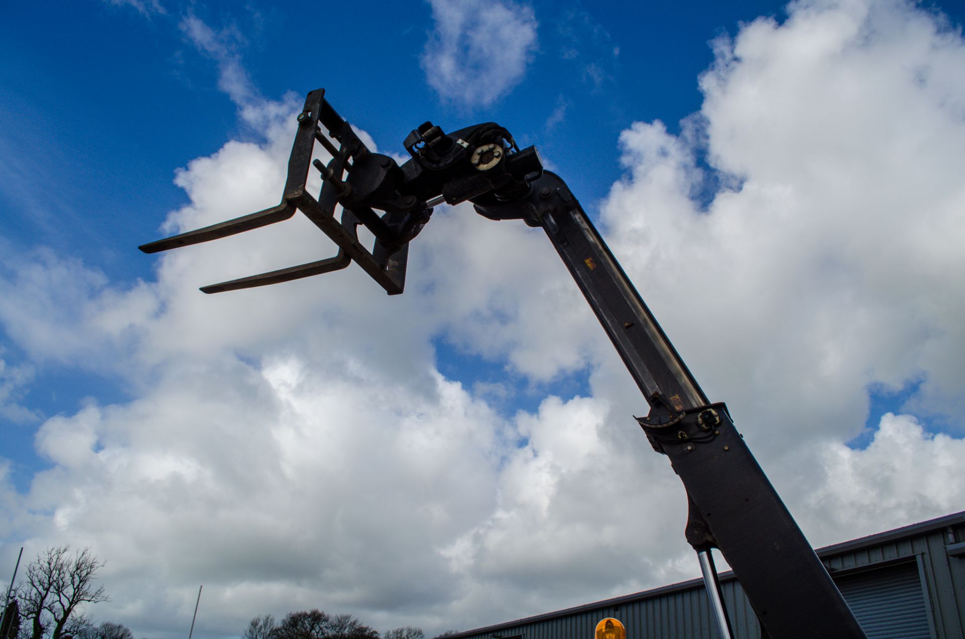 JCB 520-40 4 metre telescopic handler Year: 2014 S/N: 2314276 Recorded Hours: 2516 A638517 - Image 16 of 19