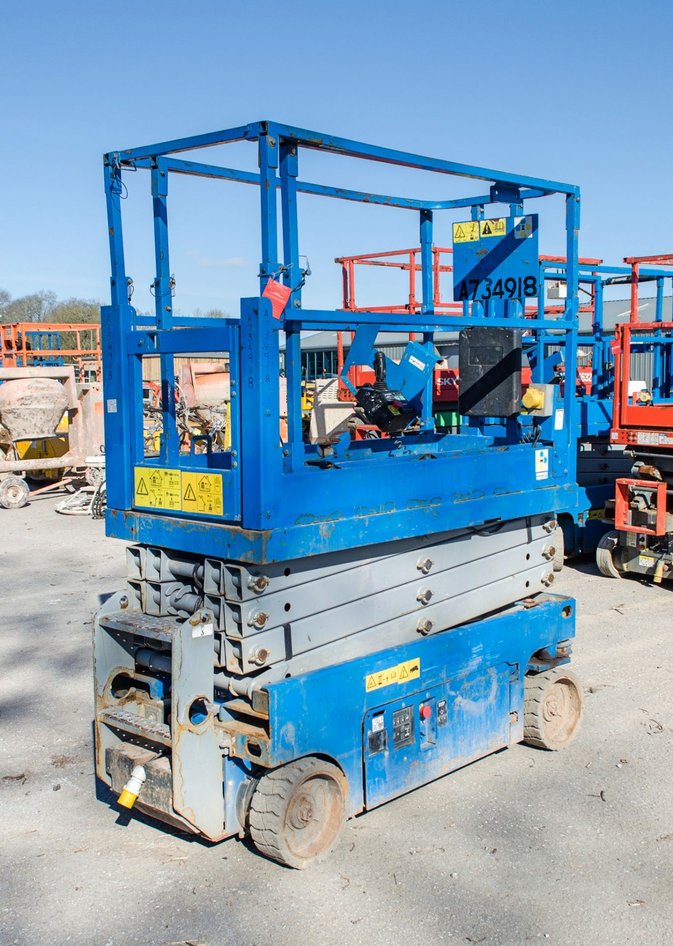 Genie GS1932 battery electric scissor lift access platform Year: 2016 S/N: 122525 Recorded Hours: