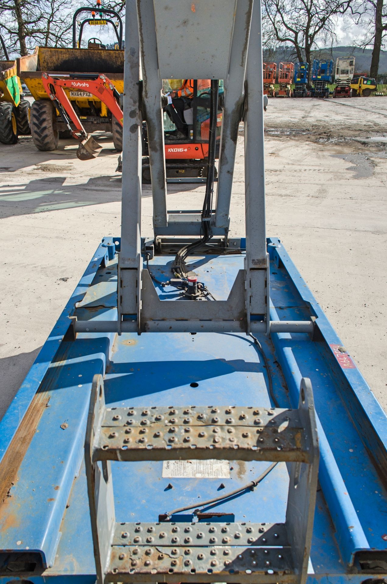 Genie GS2646 battery electric scissor lift access platform Year: 2014 S/N: 14090 Recorded Hours: 165 - Image 7 of 9